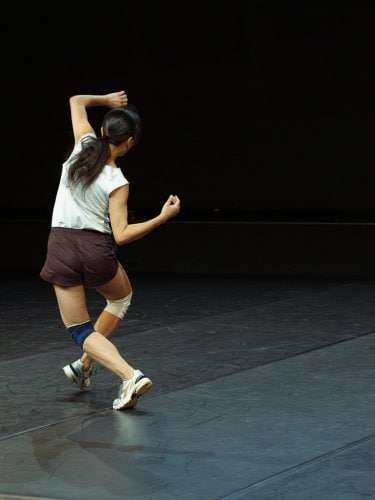 Danseuse à droite de la scène