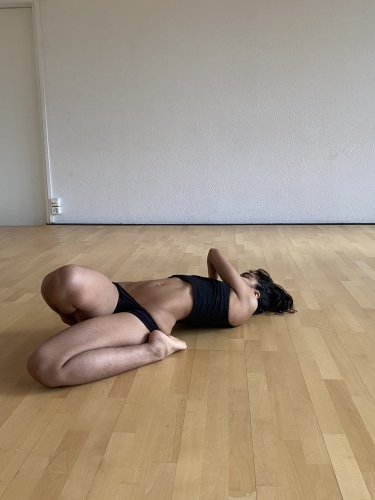 Danseuse alongée sur le sol