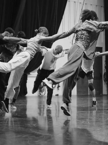 groupe de danseurs formant un cercle lors d'un workshop