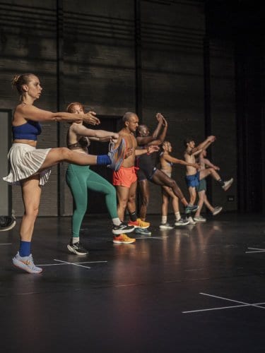 danseurs debout en ligne dans une diagonale