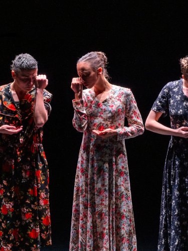 trois femmes en robe, debout la main sur le visage