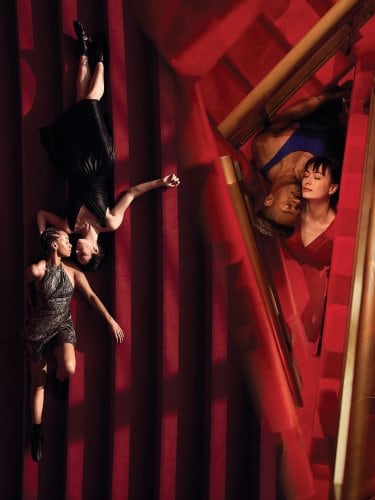 six amants dans des scènes différentes, fond rouge