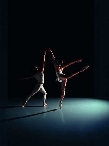 danseuse sur pointe avec un danseurs en fente, tous deux en justaucorps blanc