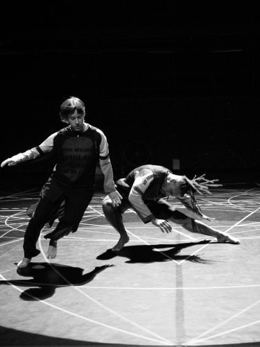 danseurs performant en cercle