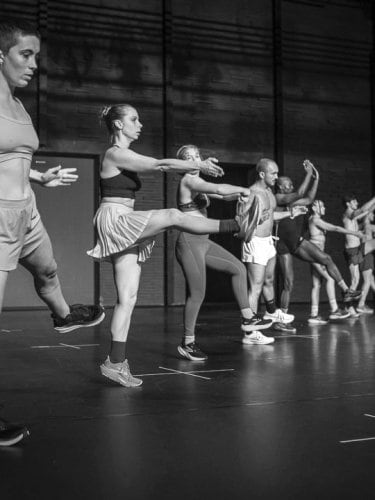 danseurs, en ligne, faisant des exercices 