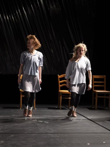 4 danseuses debout devant des chaises