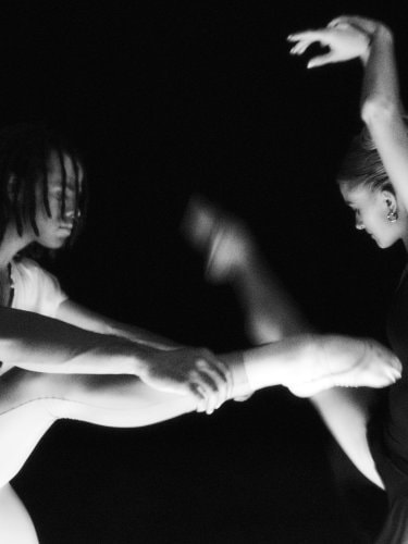 Deux danseurs se faisant face une jambe levée