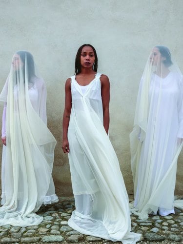 3 femmes voilées de blanc