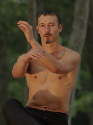 Cassiel Gaube dansant les mains devant lui 