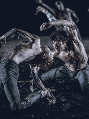 danseurs sur scène recouverte de boue