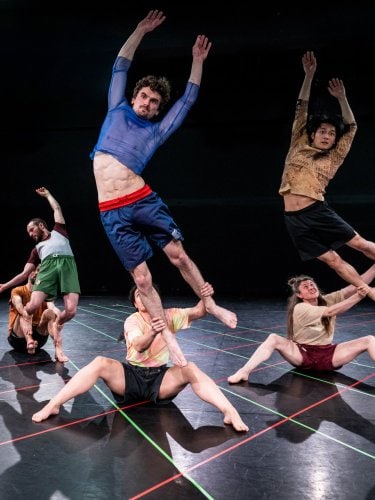 Danseurs en duos, l'un soutenant l'autre en suspension