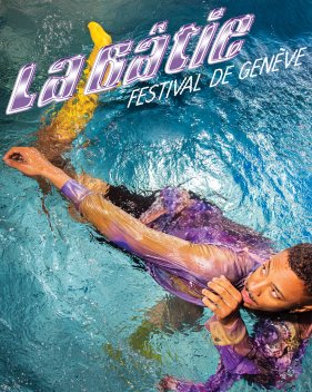 homme habillé dans une piscine, eau bleu clair