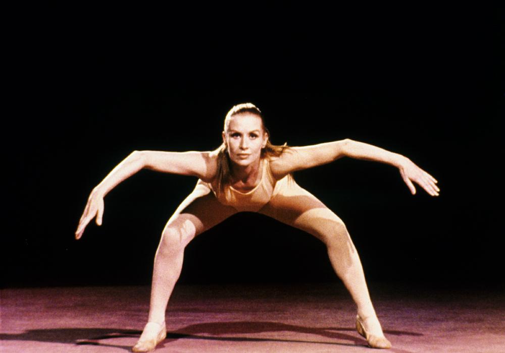une danseuse dans le lumière