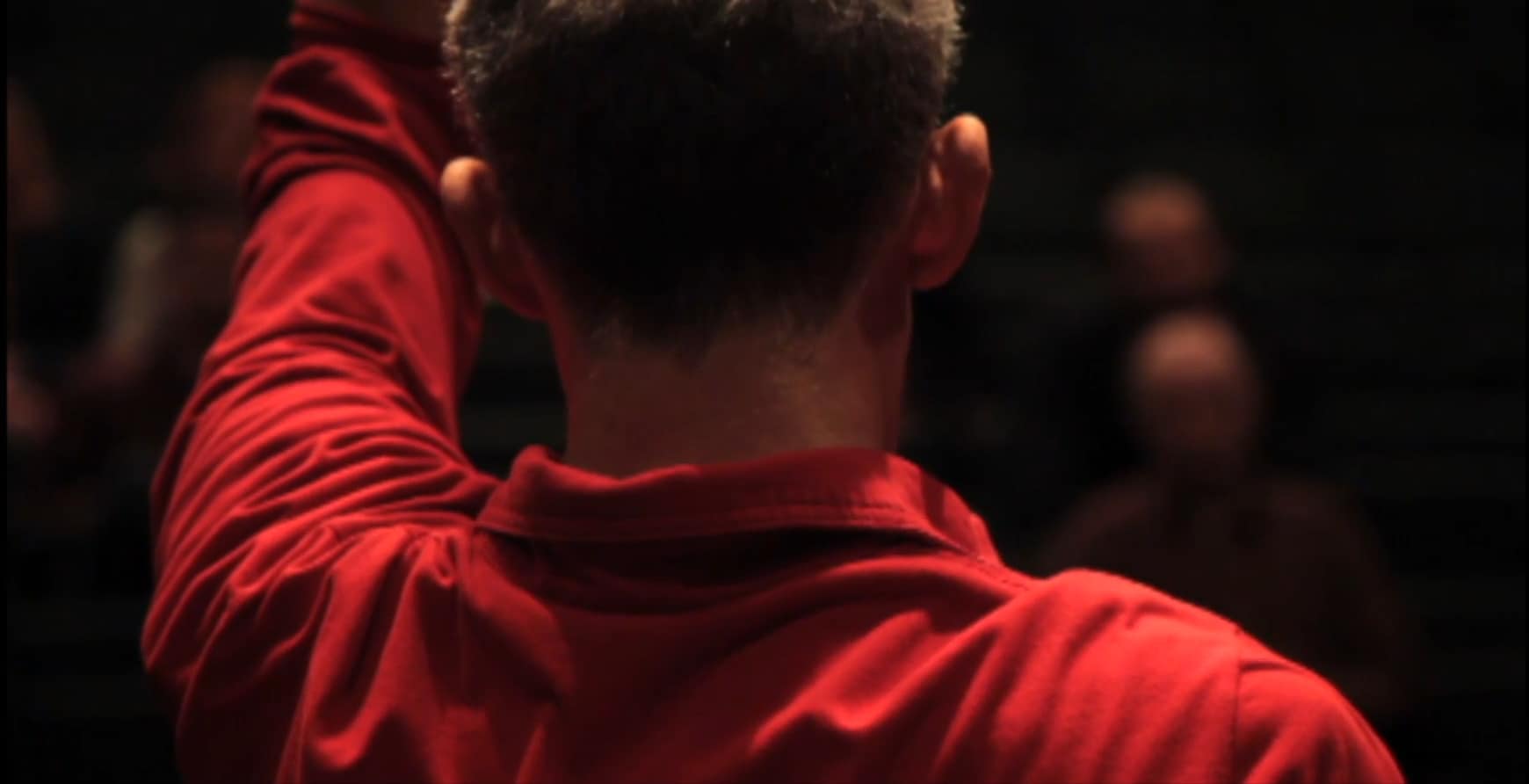 le derrière d'un homme en chemise rouge