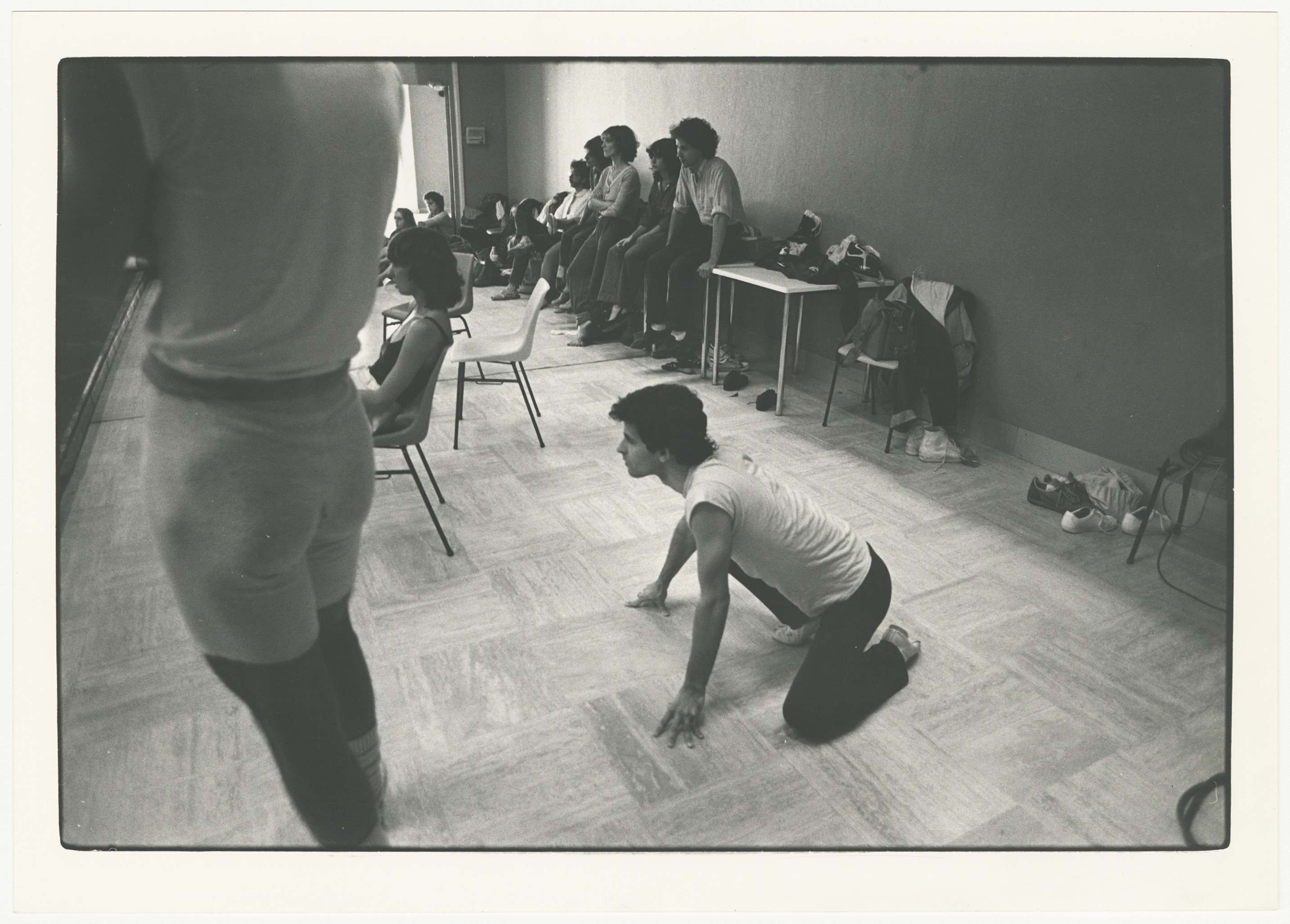 Photographie en noir et blanc d’Andy De Groat lors d'un stage organisé lors du festival Danse à Aix, 1983 © Christiane Robin