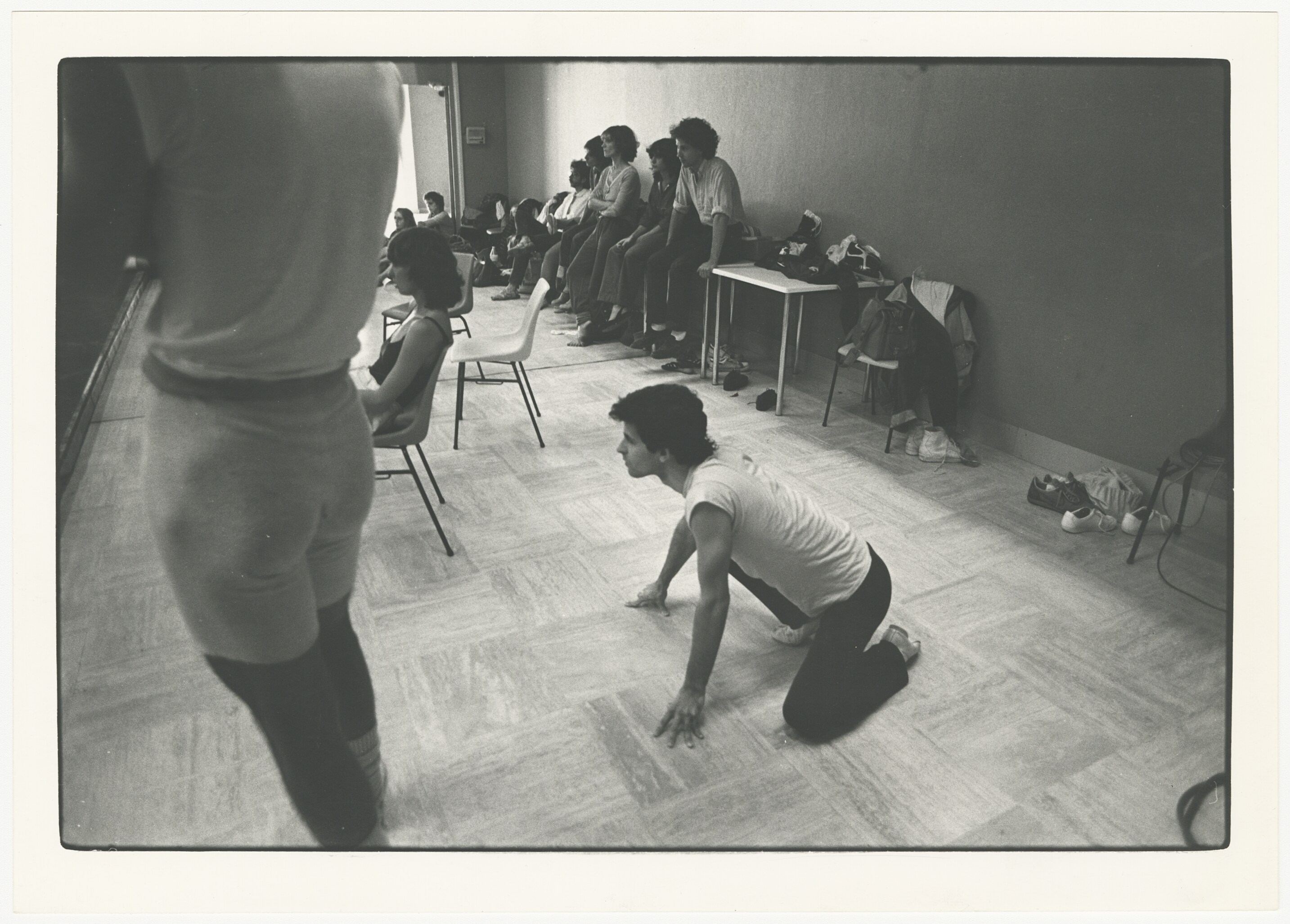 Black and white photograph of Andy De Groat at a workshop during the Danse à Aix festival, 1983 © Christiane Robin