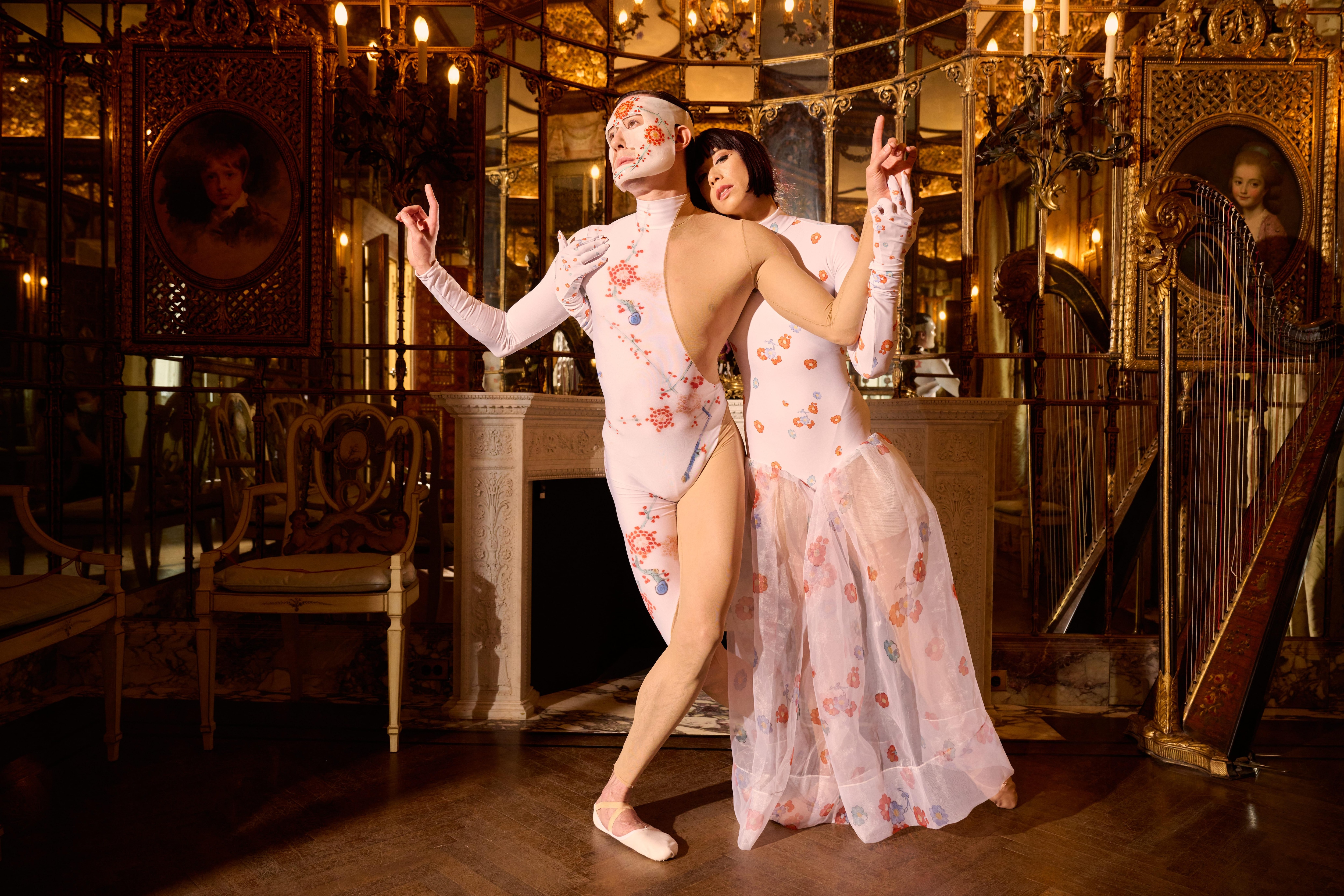 Photograph of the Princess in porcelain embracing the masked Prince, transformed into porcelain, in the Villa Albertine 