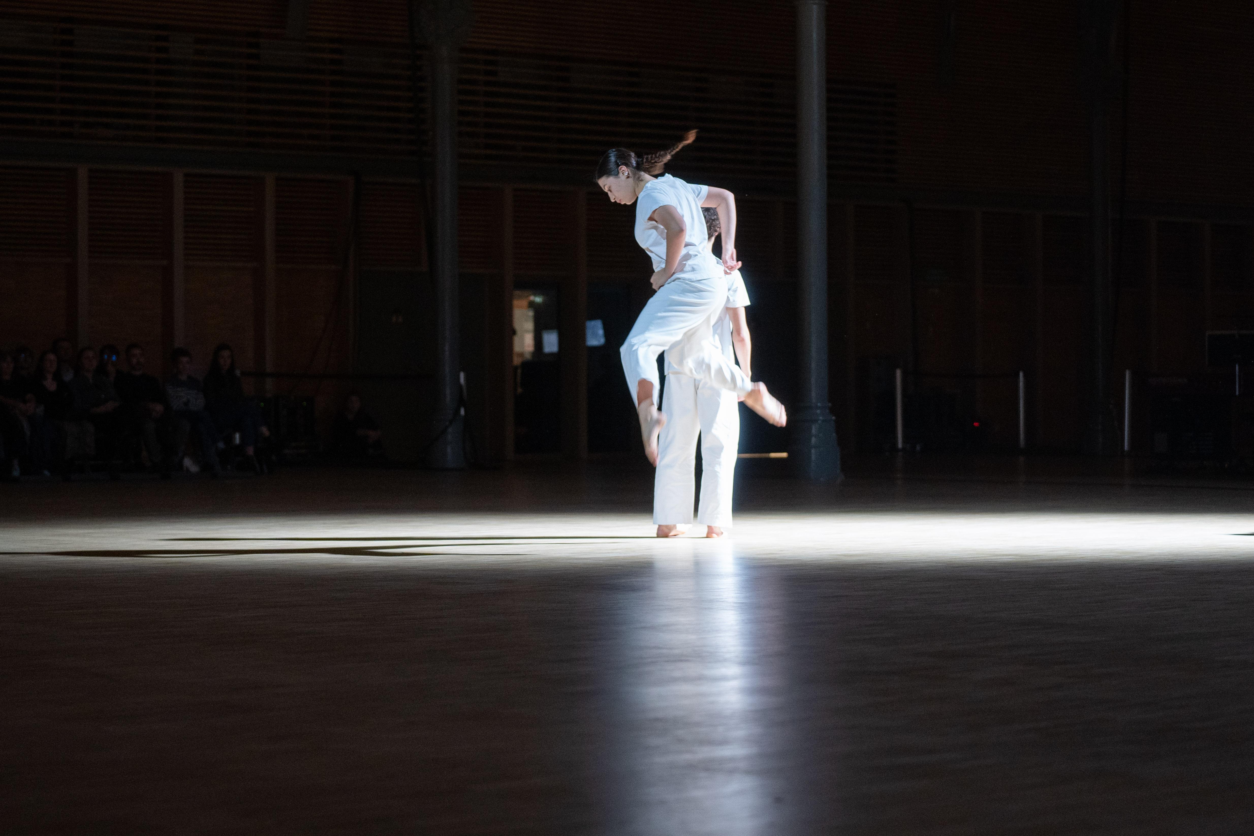 Danseuse en plein saut qui regarde vers le bas