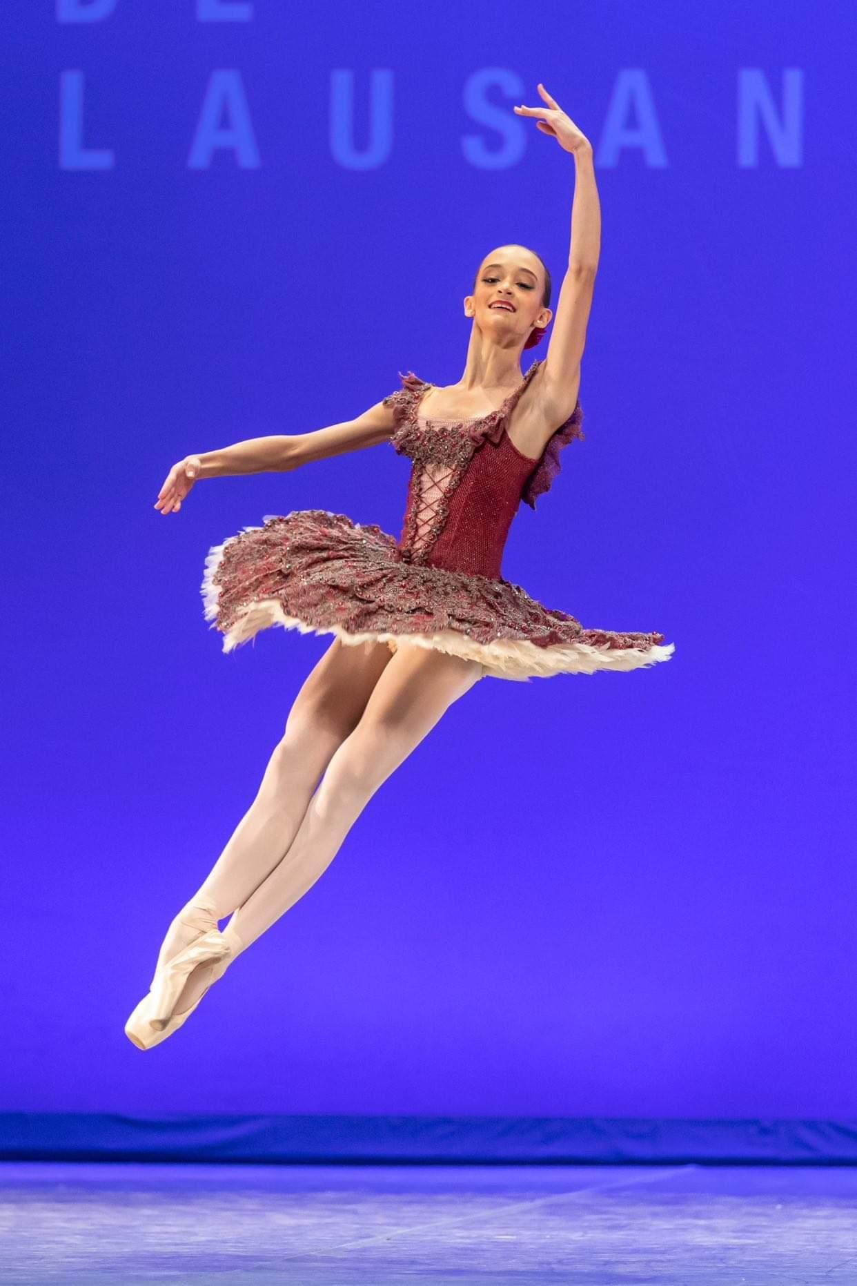 Danseuse classique, en plein saut