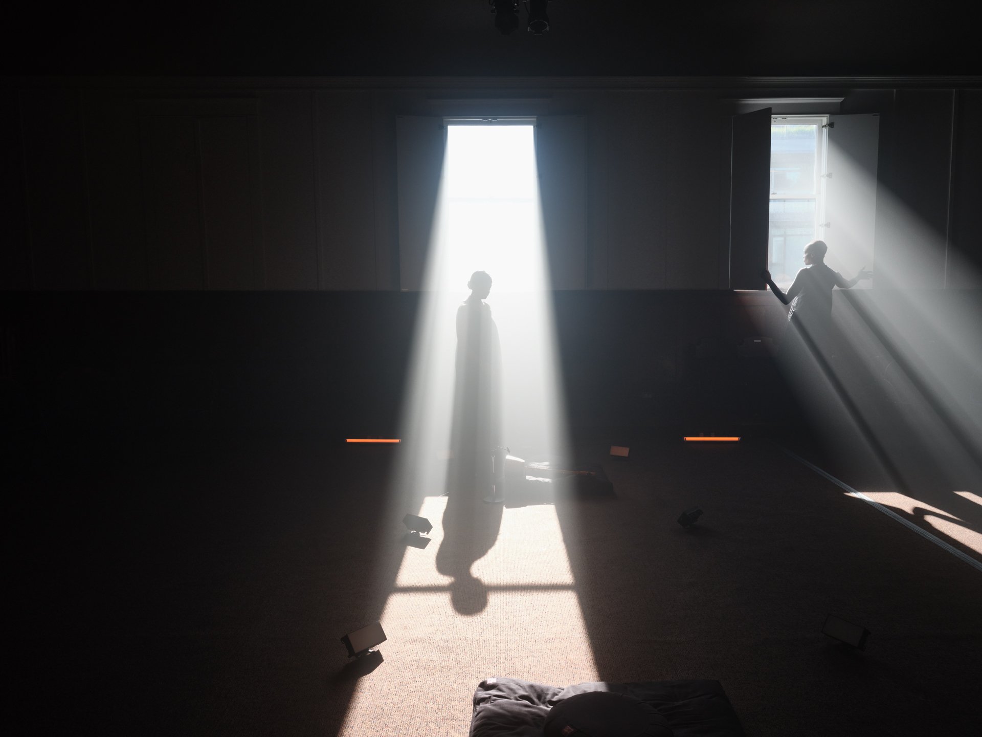 Une silhouette sous un faisceau de lumière.