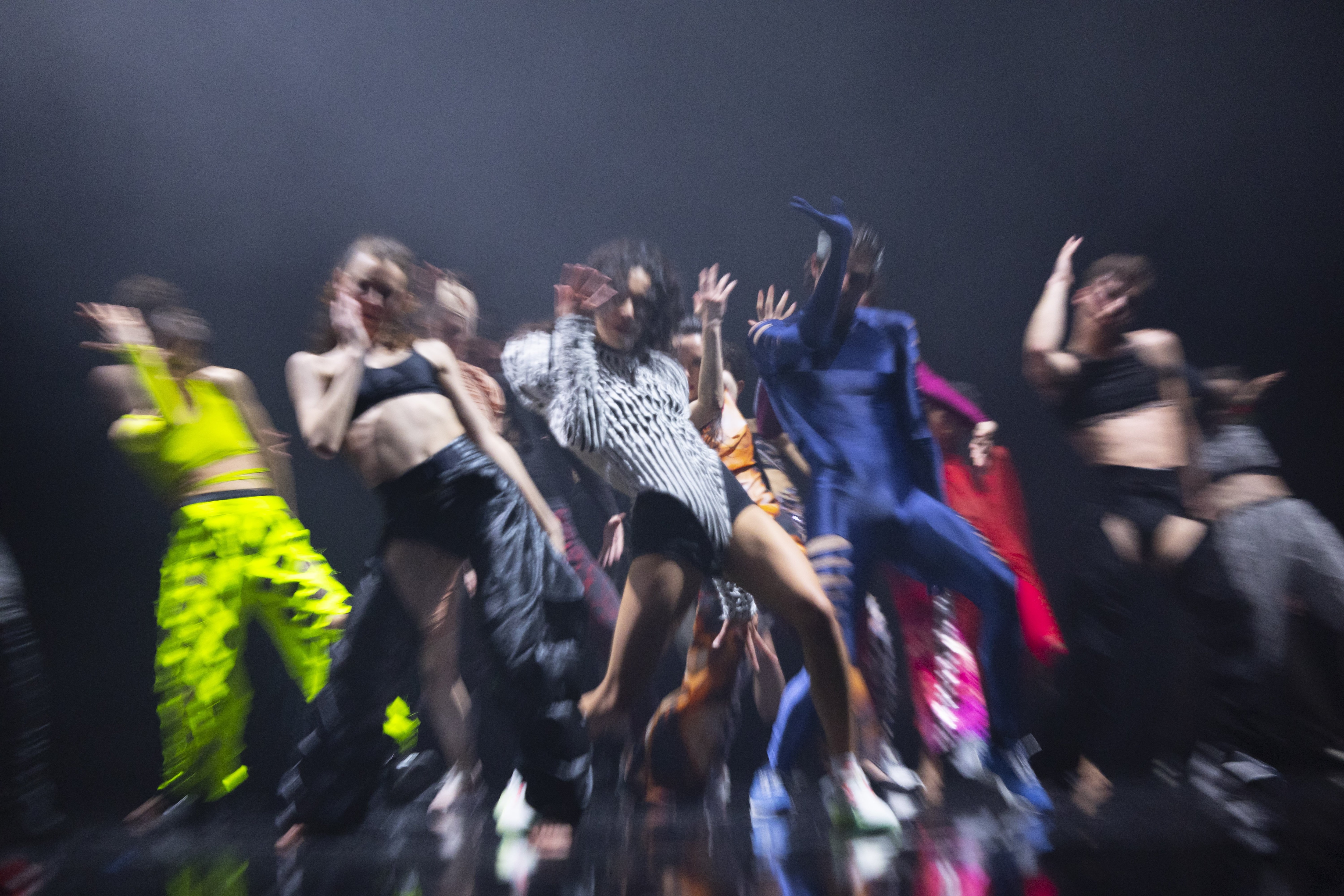 Groupe de danseurs sur scène dans a Folia 