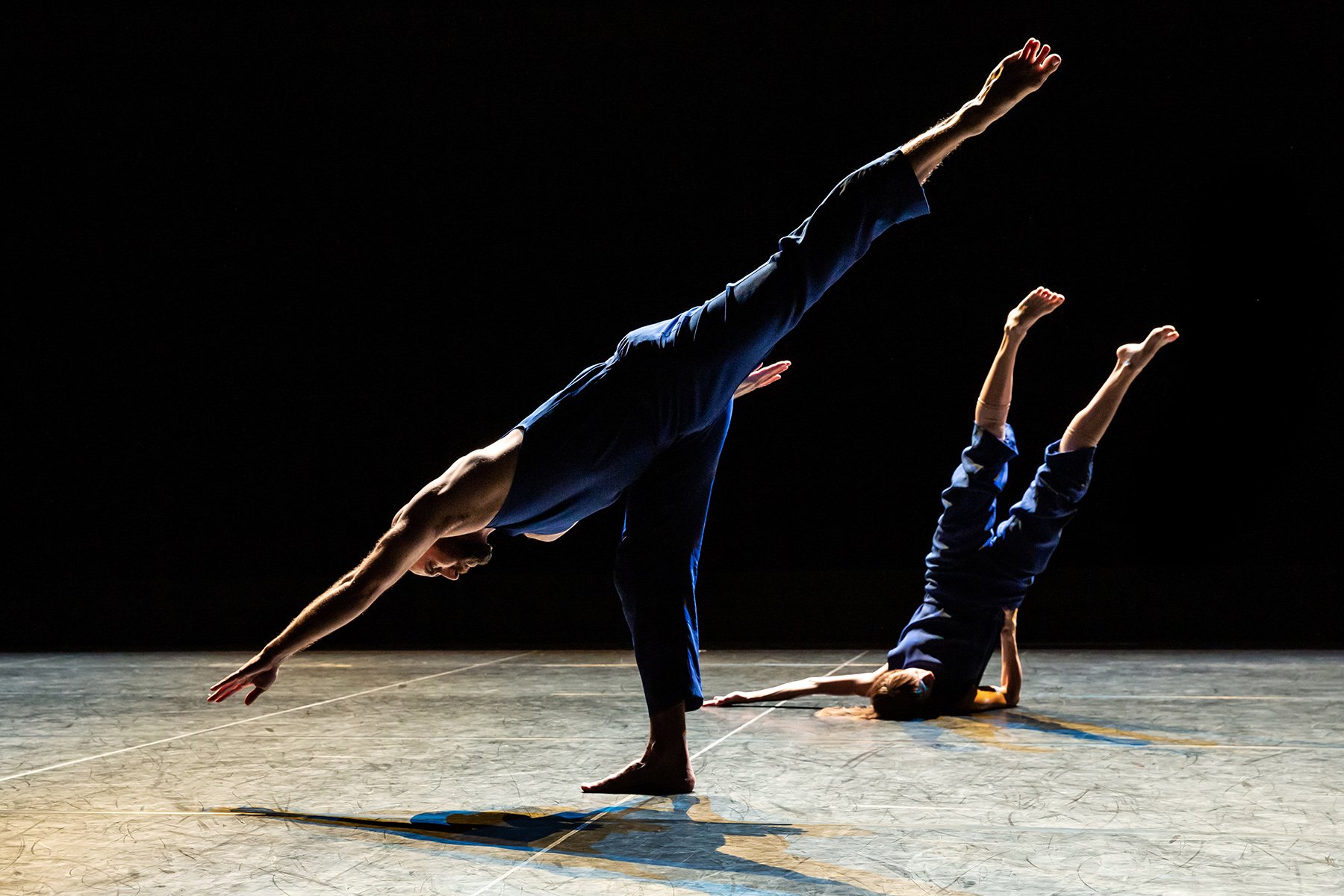 2 danseurs sur scène pour In the Fall