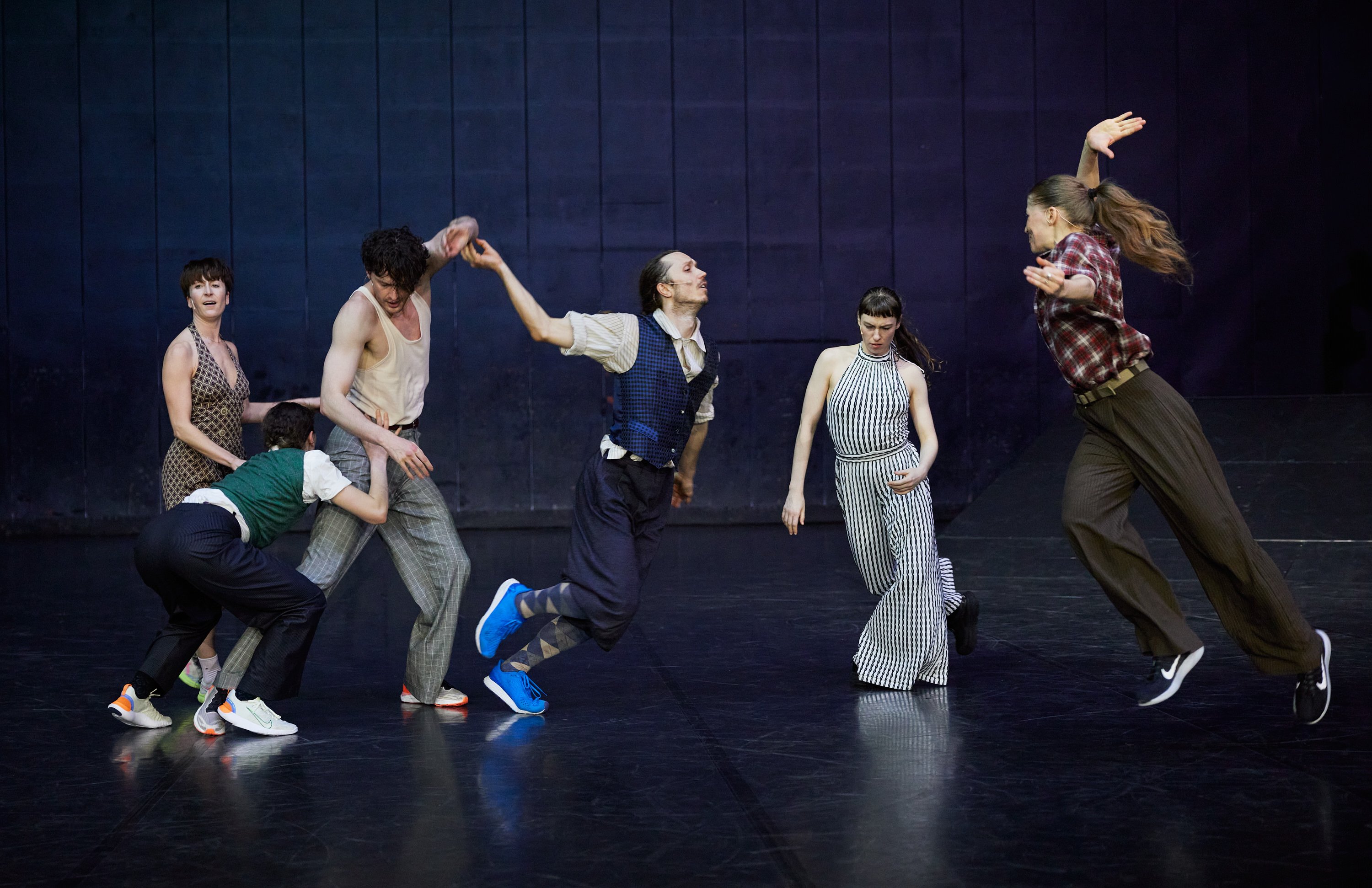 six danseurs dont deux cours sur fond bleu marine 