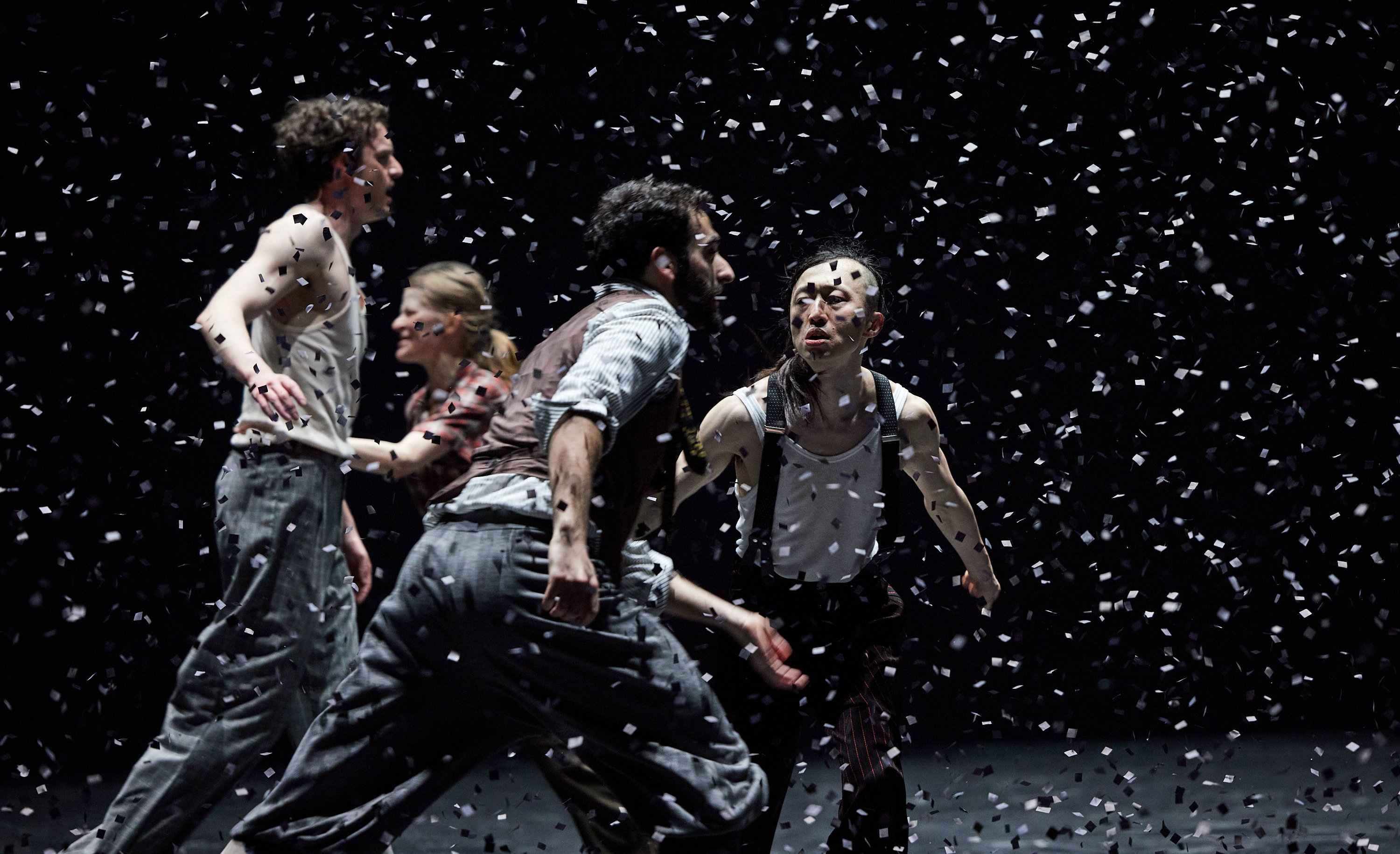 quatre danseurs sous des confettis