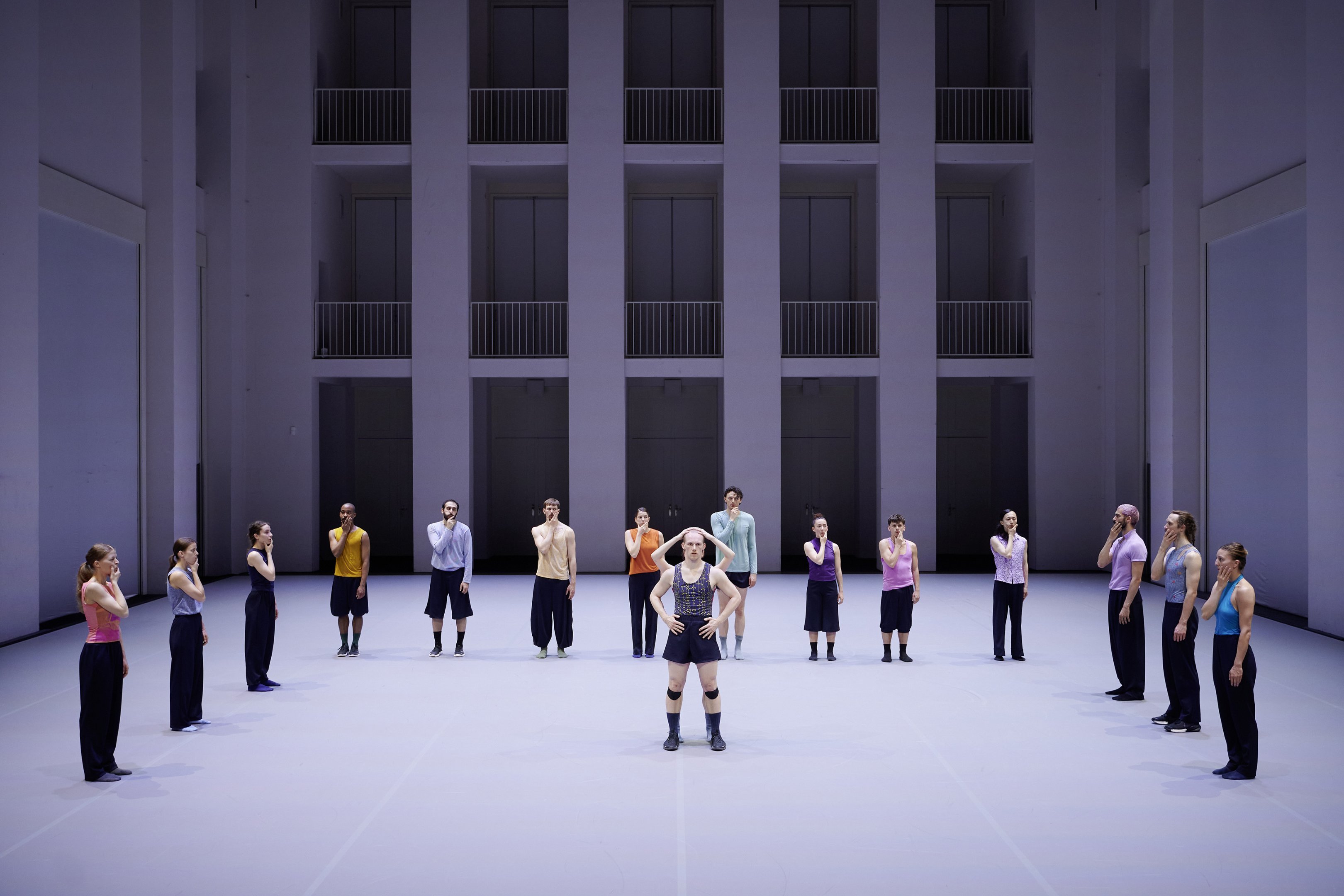 un danseurs debout au milieu des autres en ligne au tour de lui