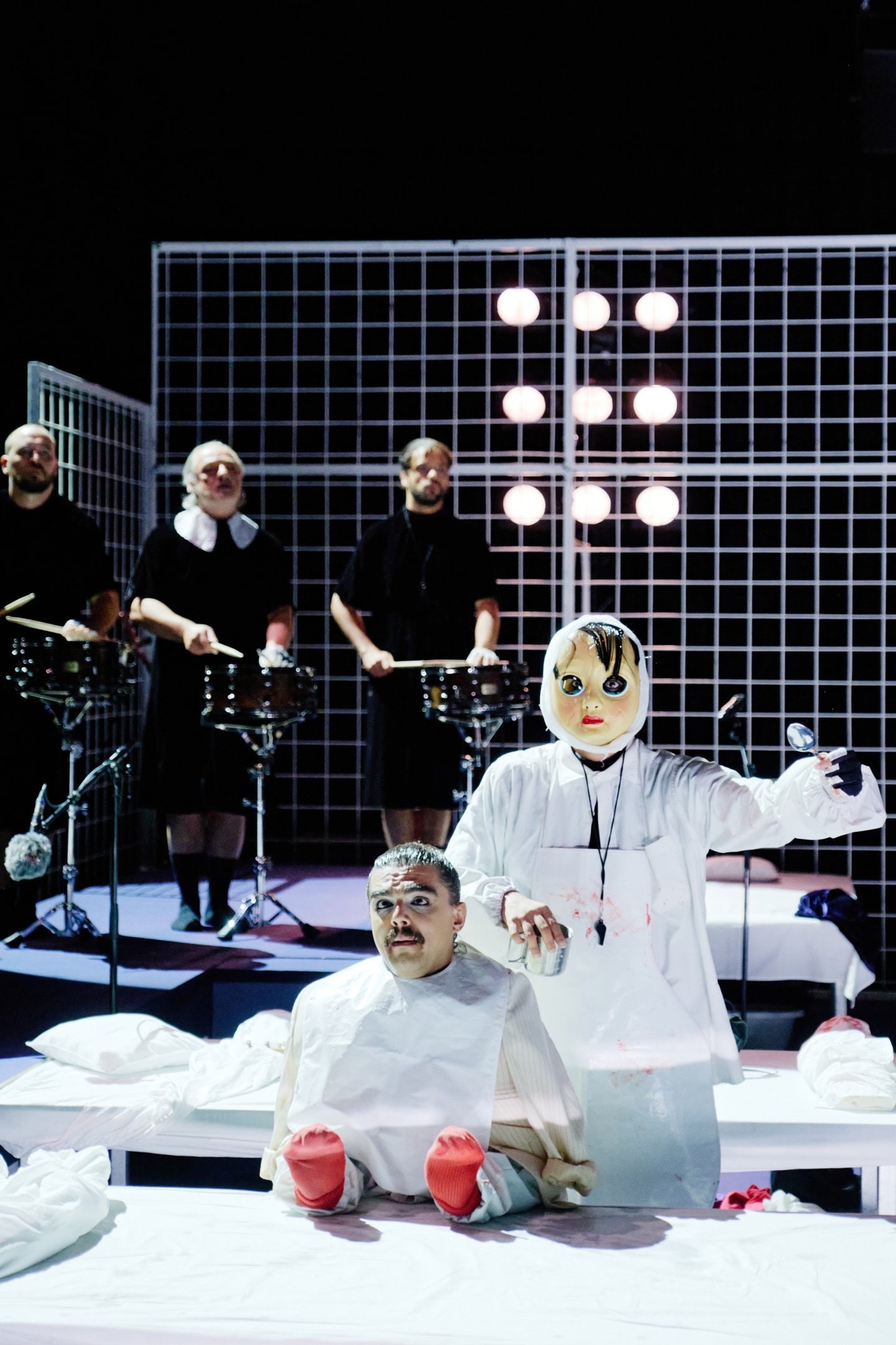 personnage en blanc ressemblant à une marionnette 