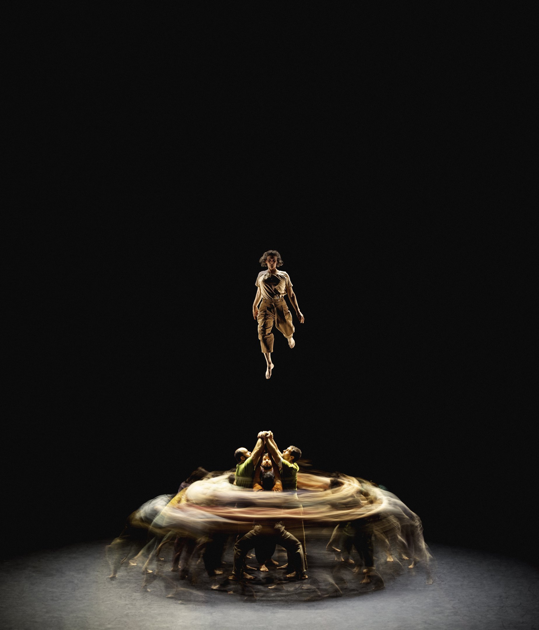 Figure de groupe avec l'effet visuel d'un tourbillon