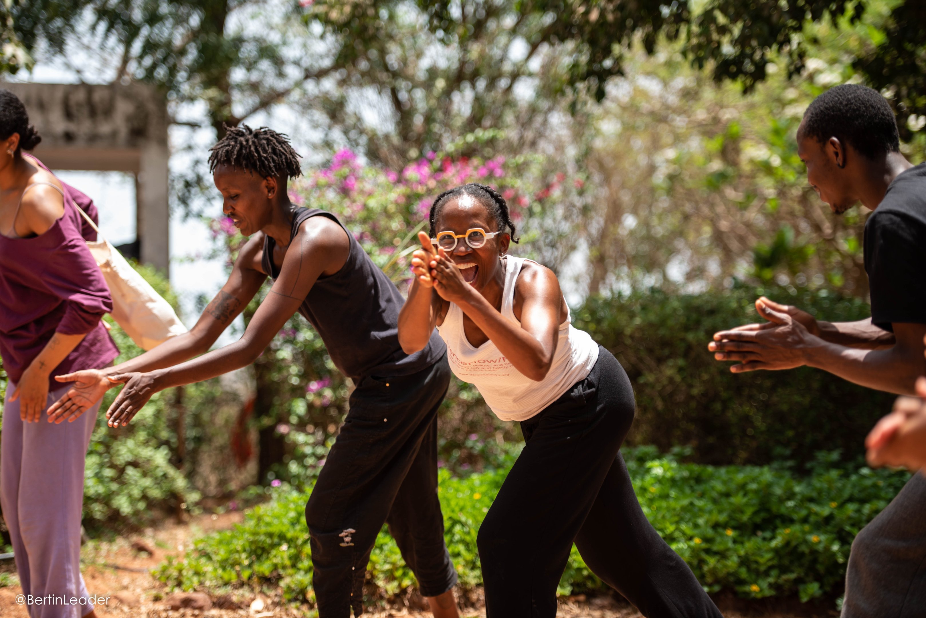 élèves qui tapent dans leurs mains