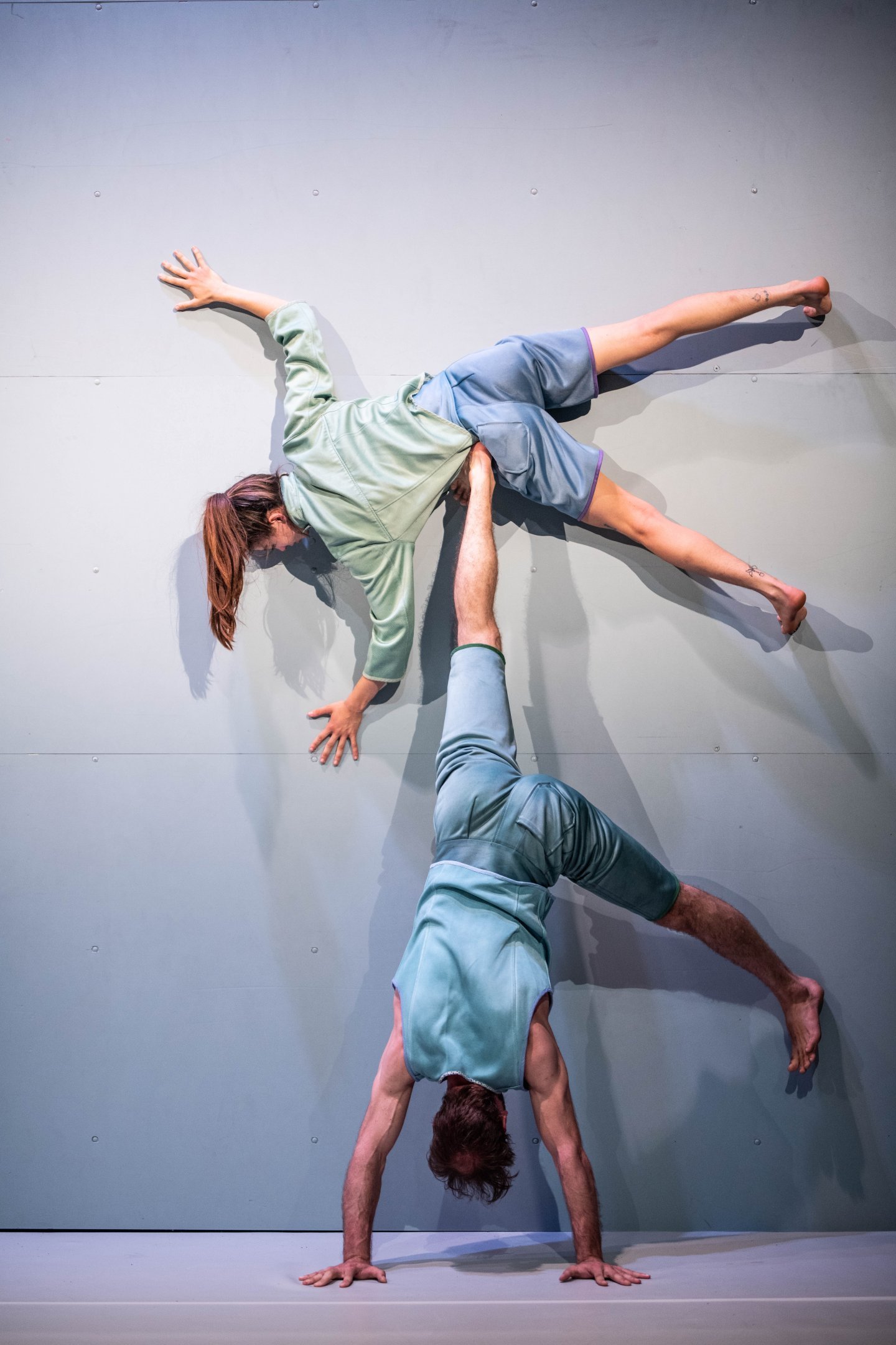 duo de danseurs faisant une figure contre un mur 