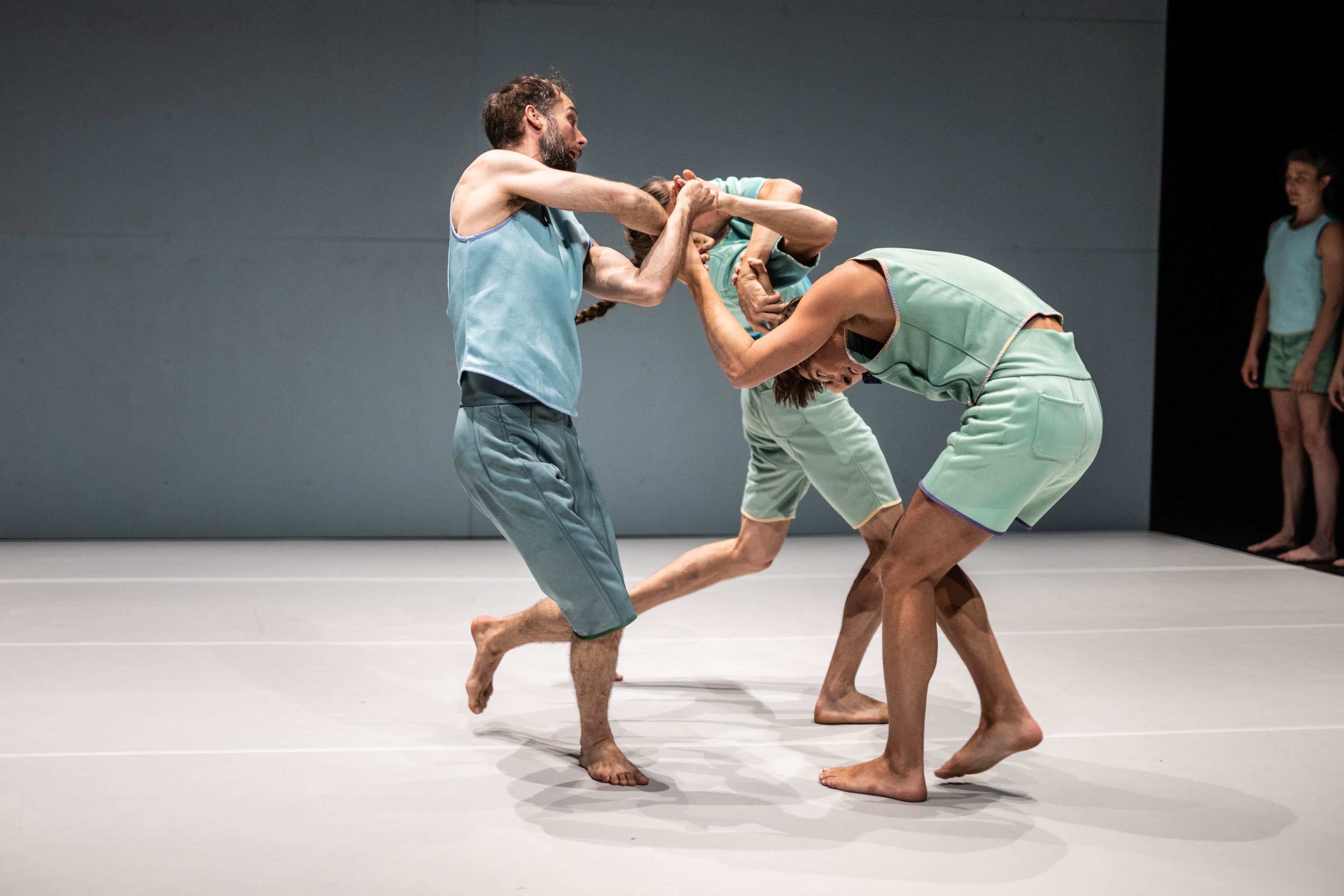 trio de danseurs dans une scénographie blanche 