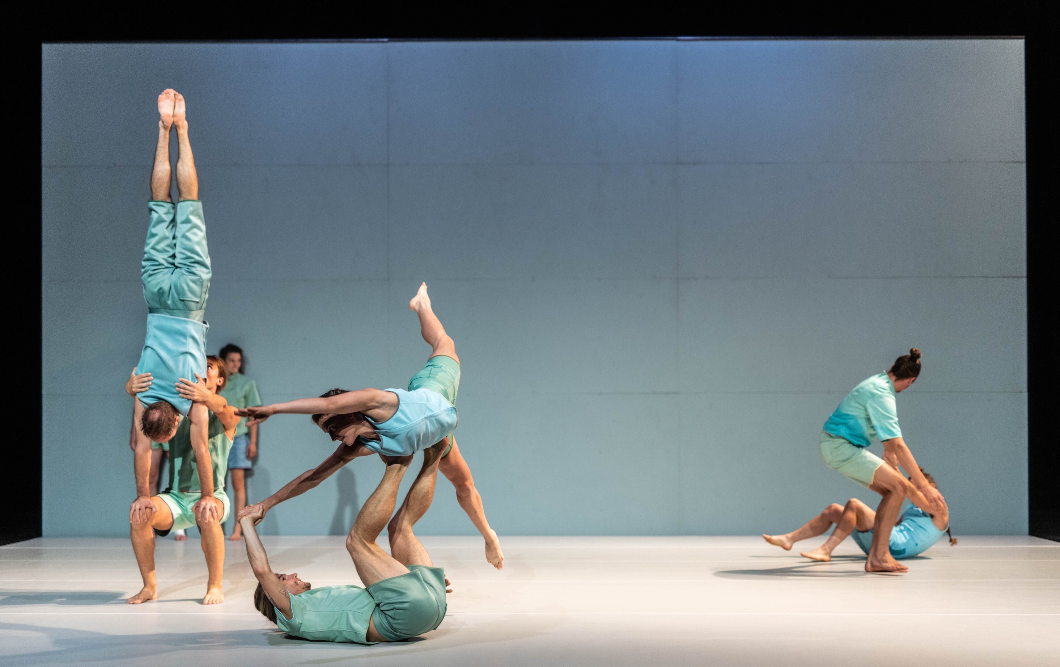 plusieurs duos de danseurs effectuants des portés 