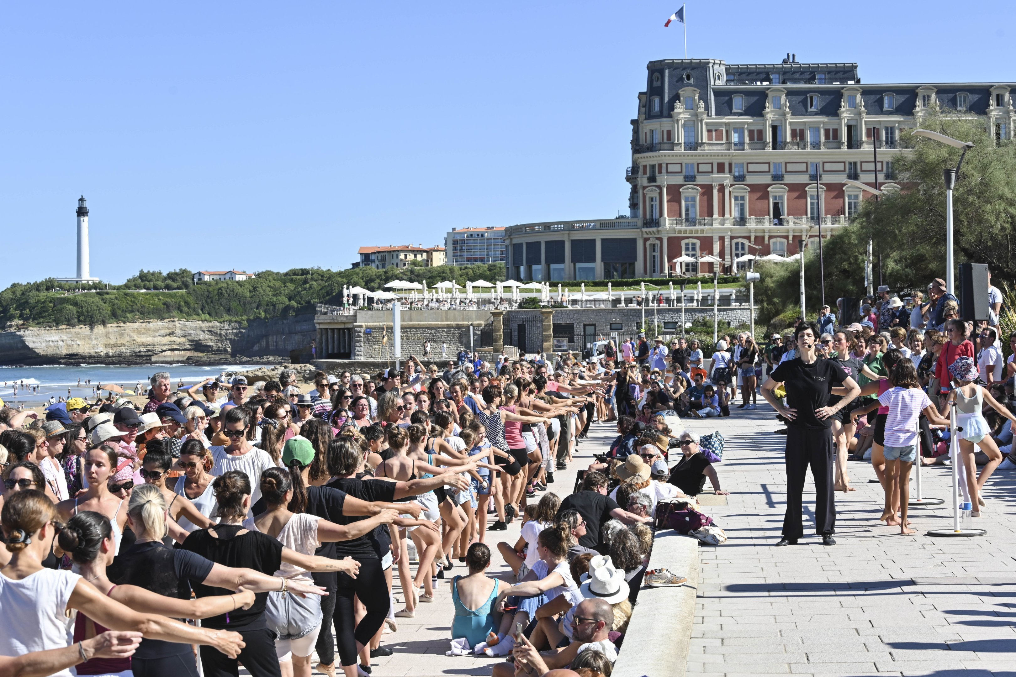 Barre exercise on a beach in Biarritz