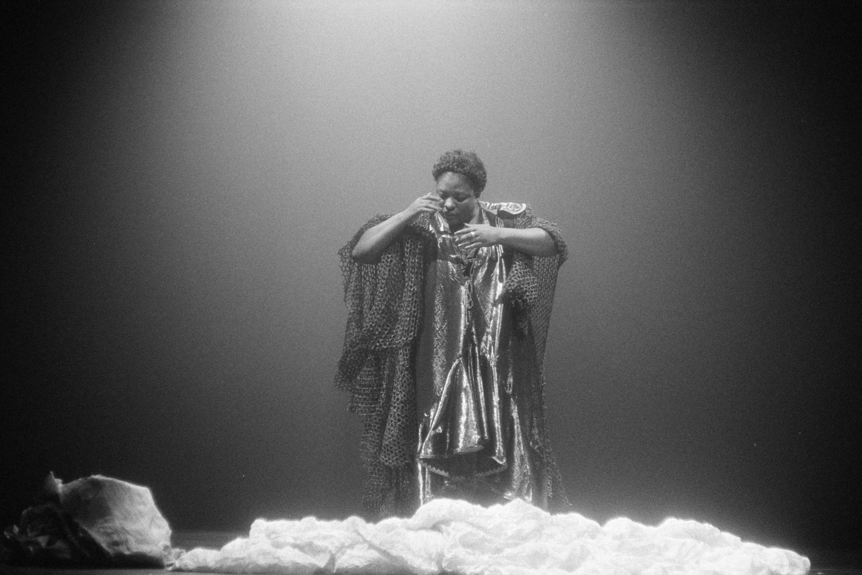 Elsa Wolliaston sur scène en robe ample, photo noir et blanc 