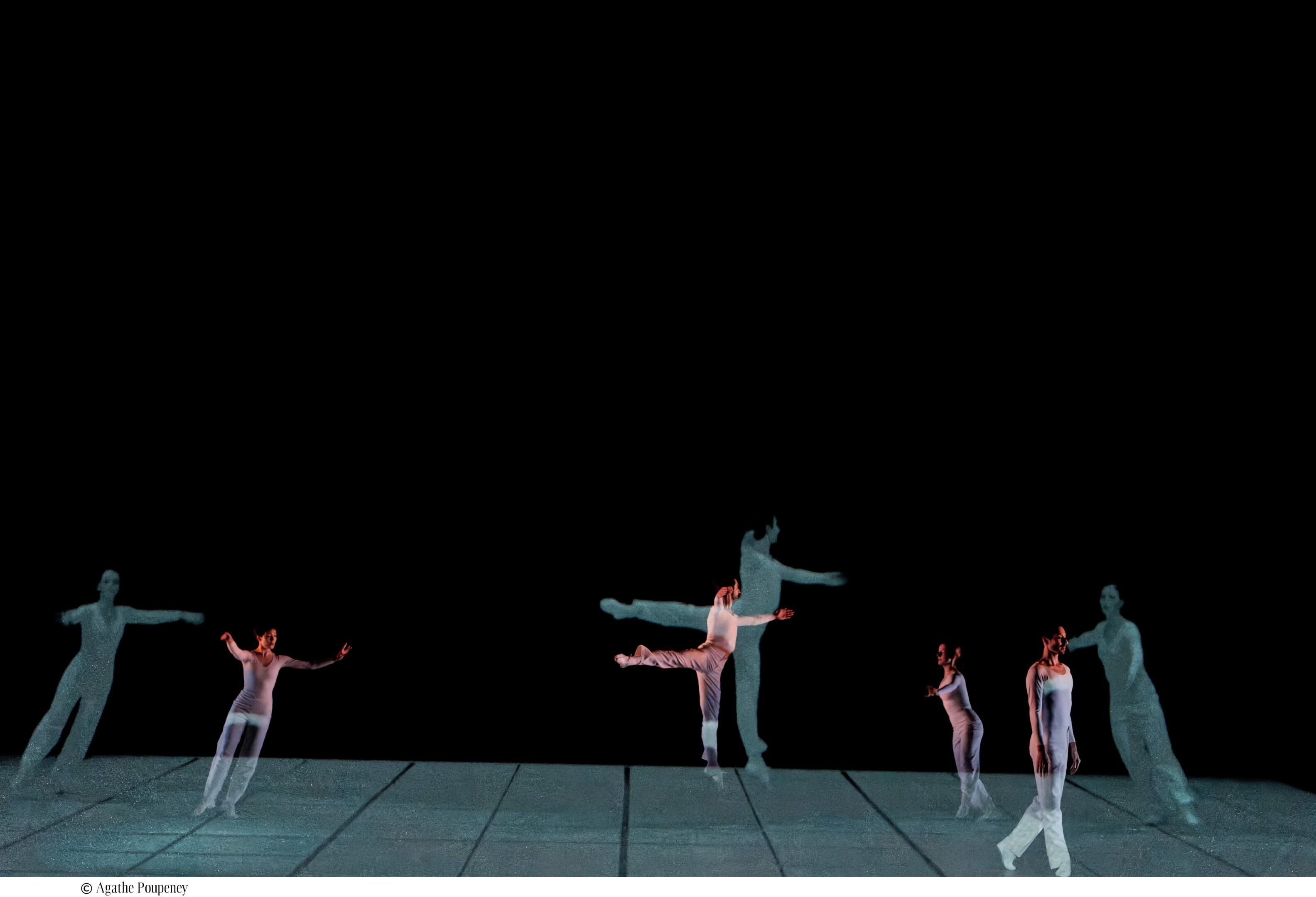 Danseurs sautant en l'air avec un fond noir