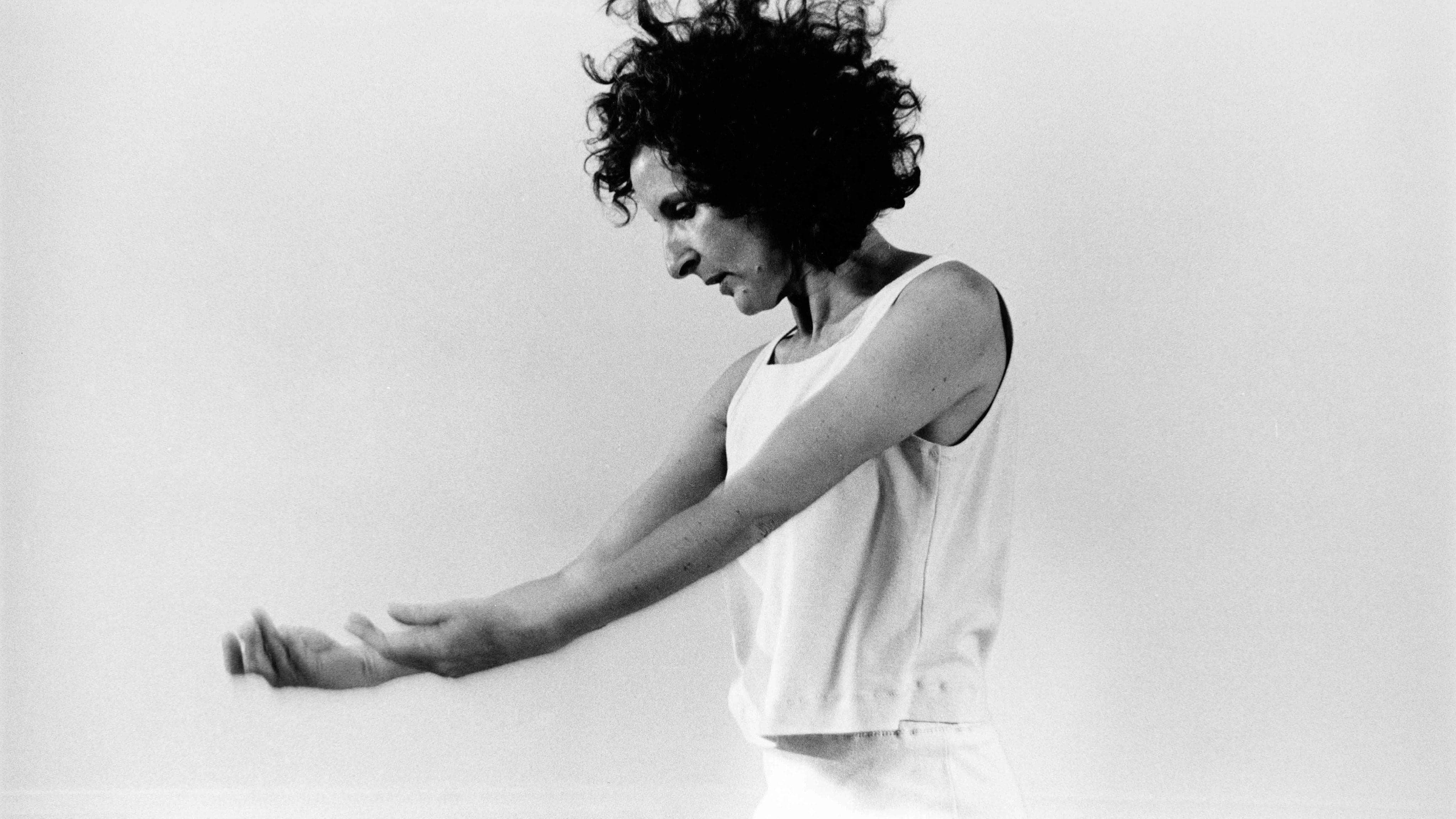Portrait de Trisha Brown dansant en noir et blanc 