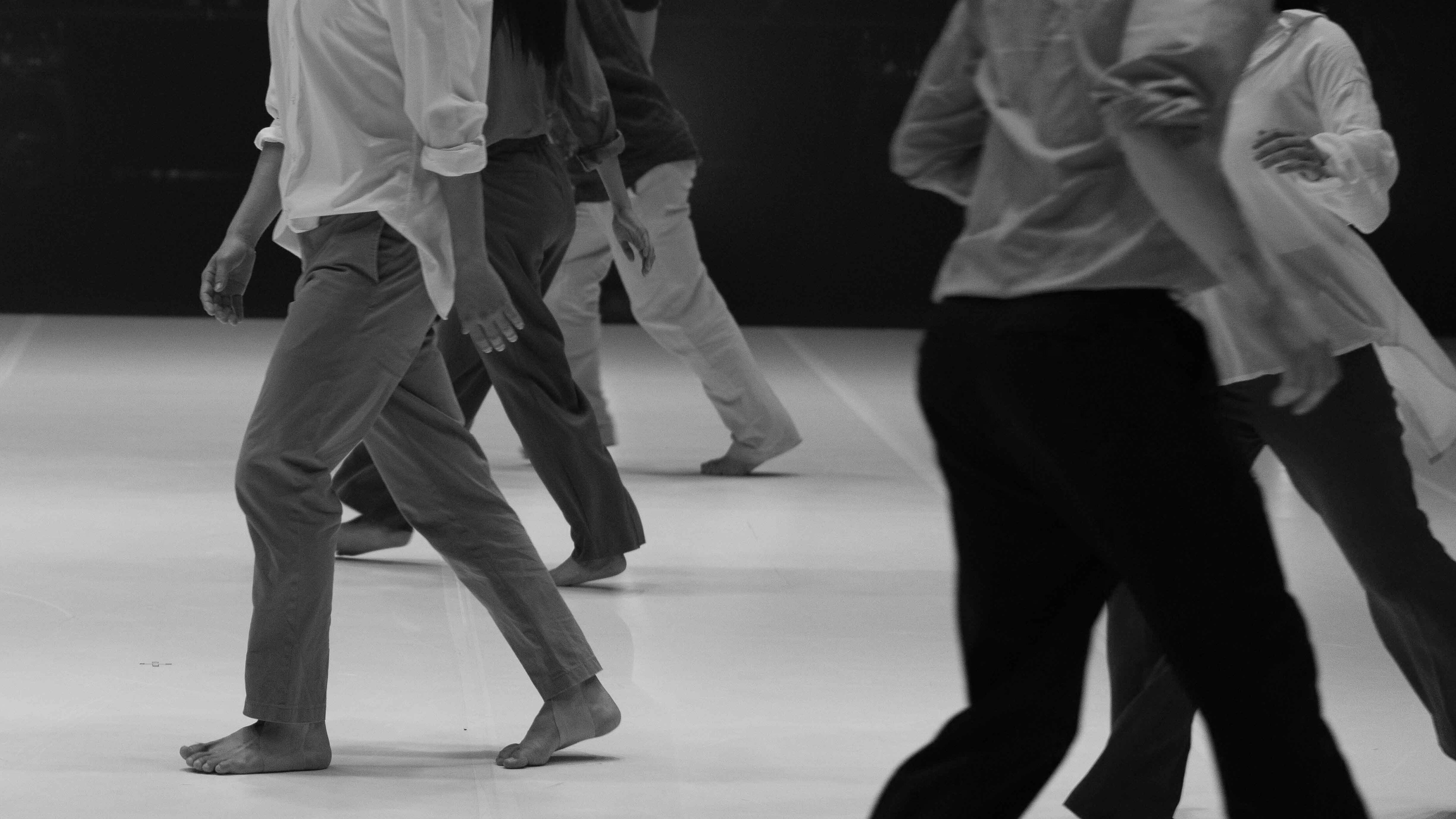 걷고 있는 무용수