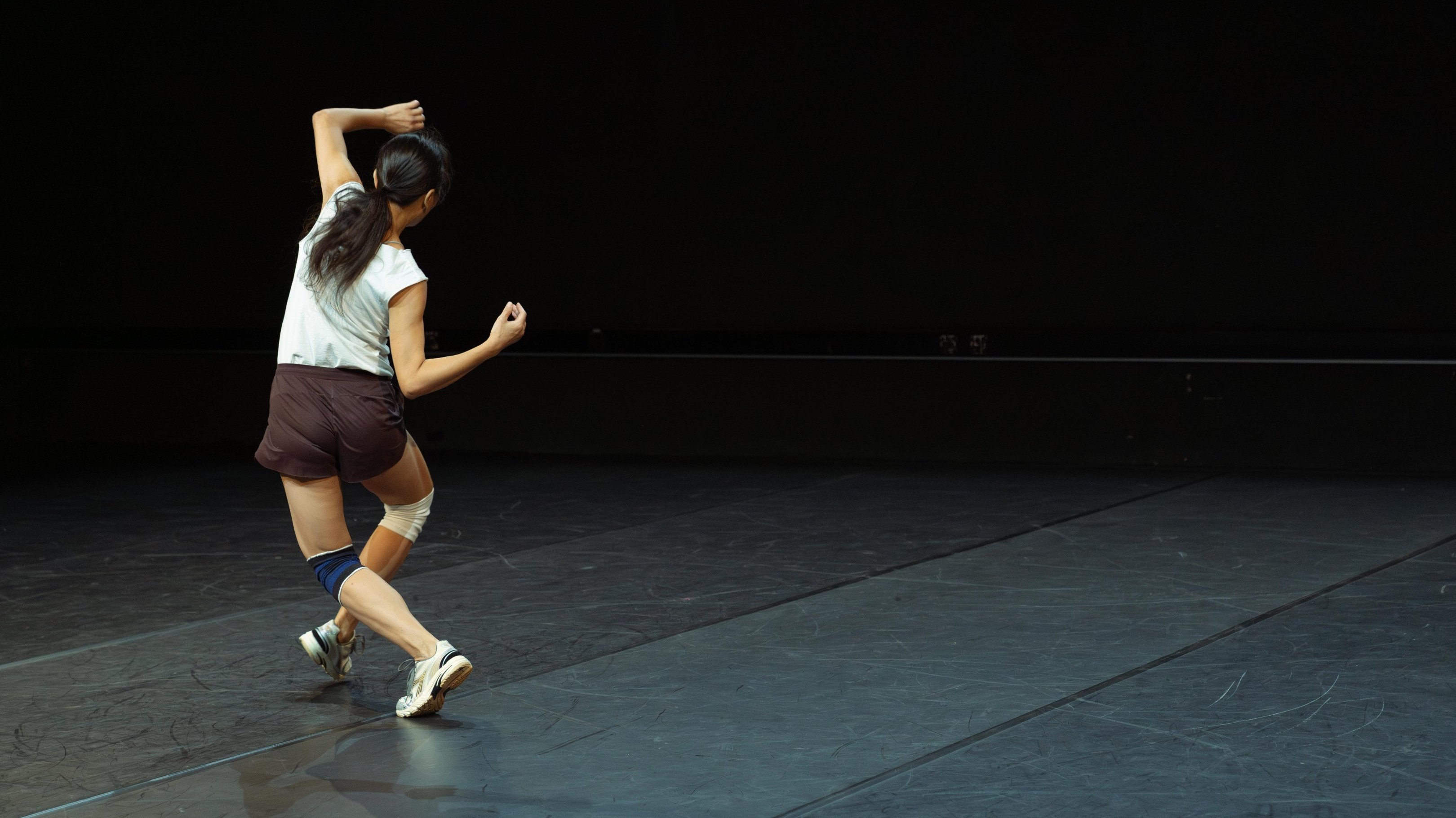 Danseuse à droite de la scène