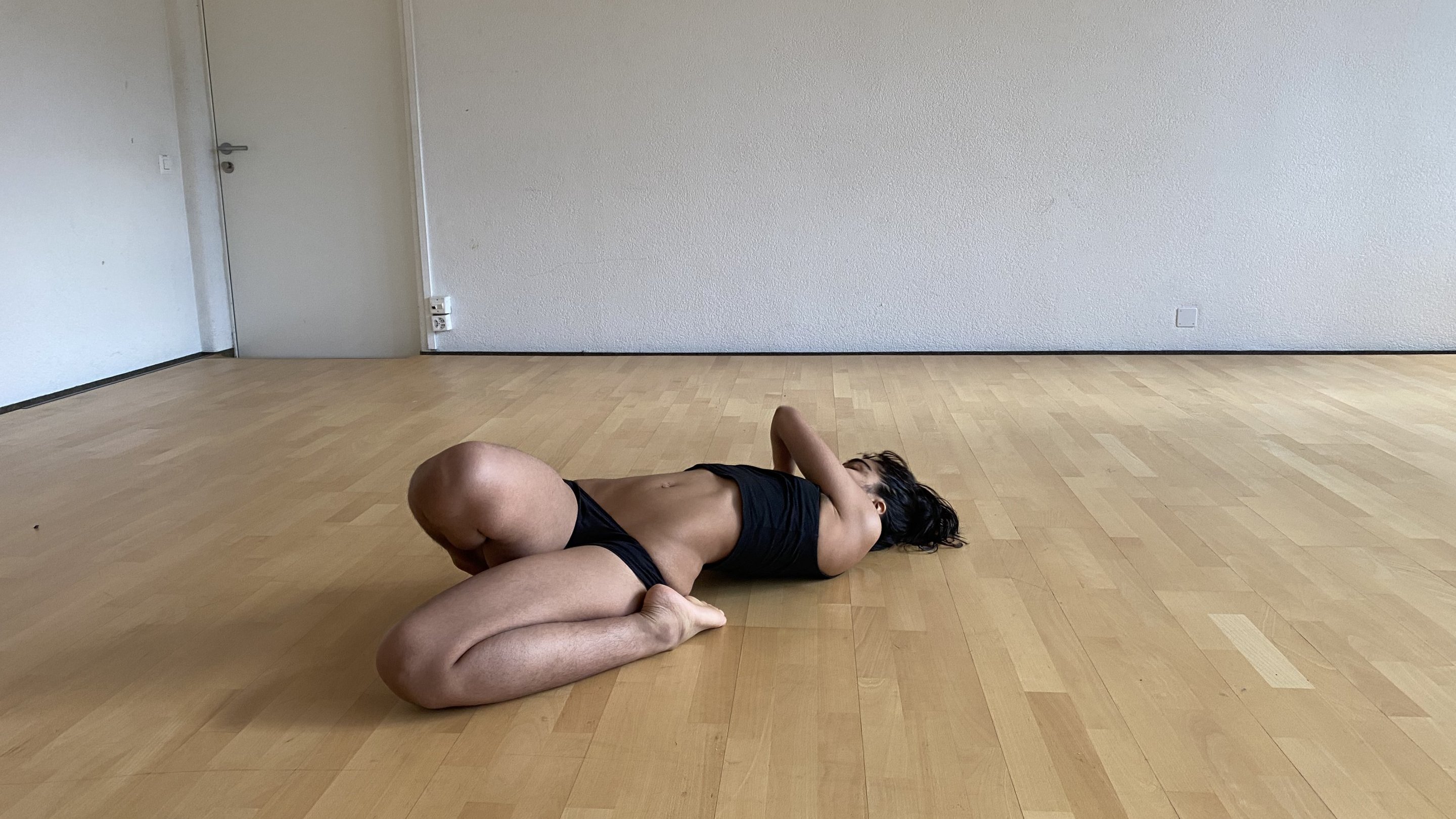 Danseuse alongée sur le sol