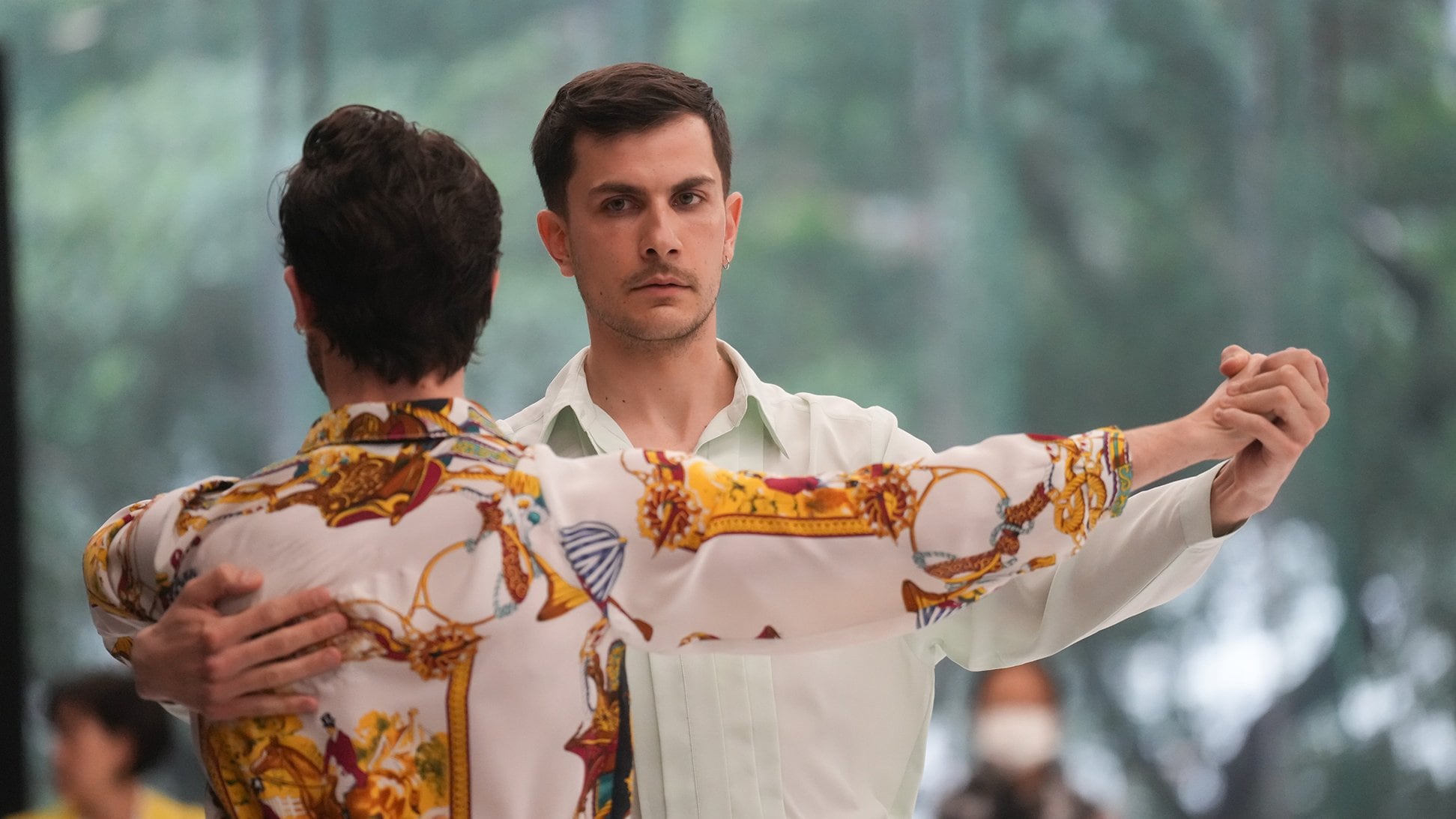 deux danseurs un de dos l'autre de fasse