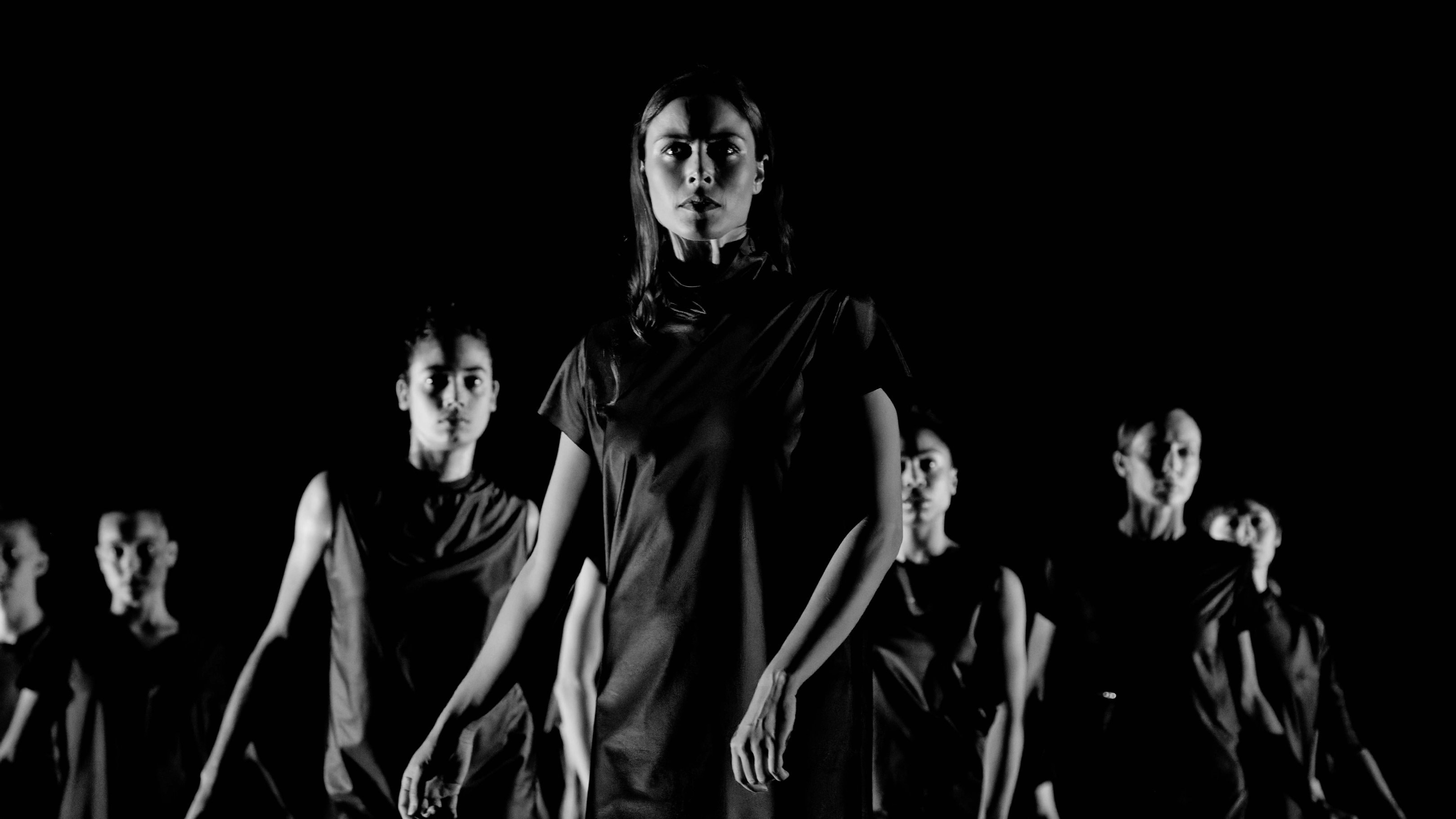 Photo de danseurs sur scène 