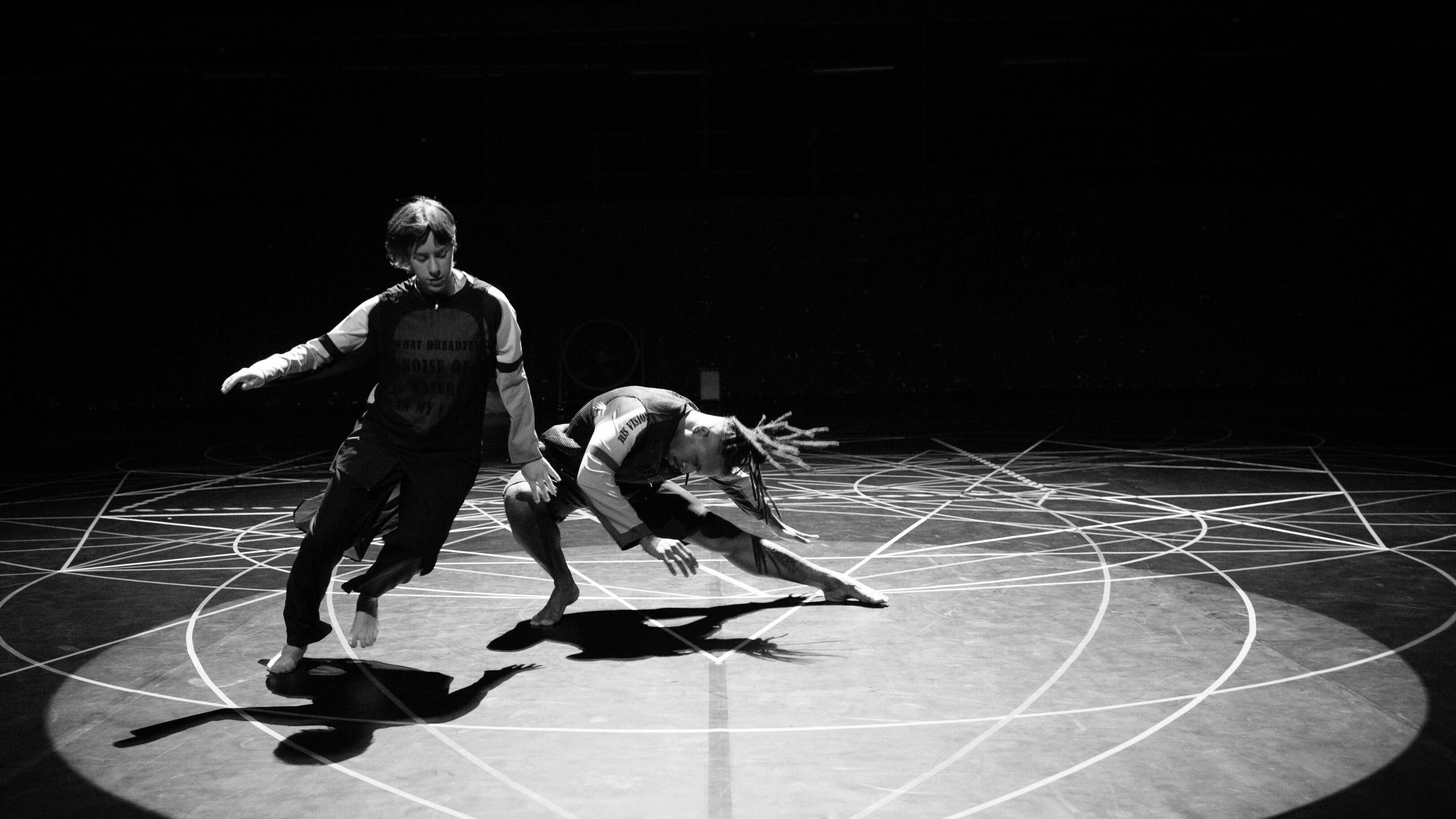 danseurs performant en cercle