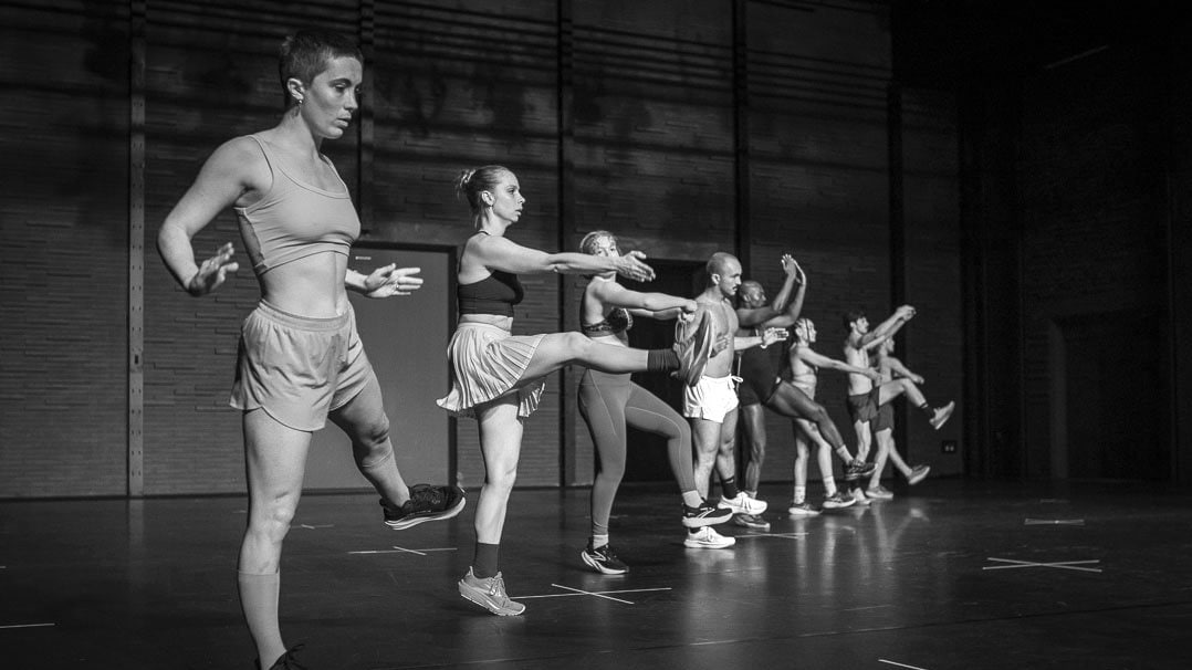 danseurs, en ligne, faisant des exercices 