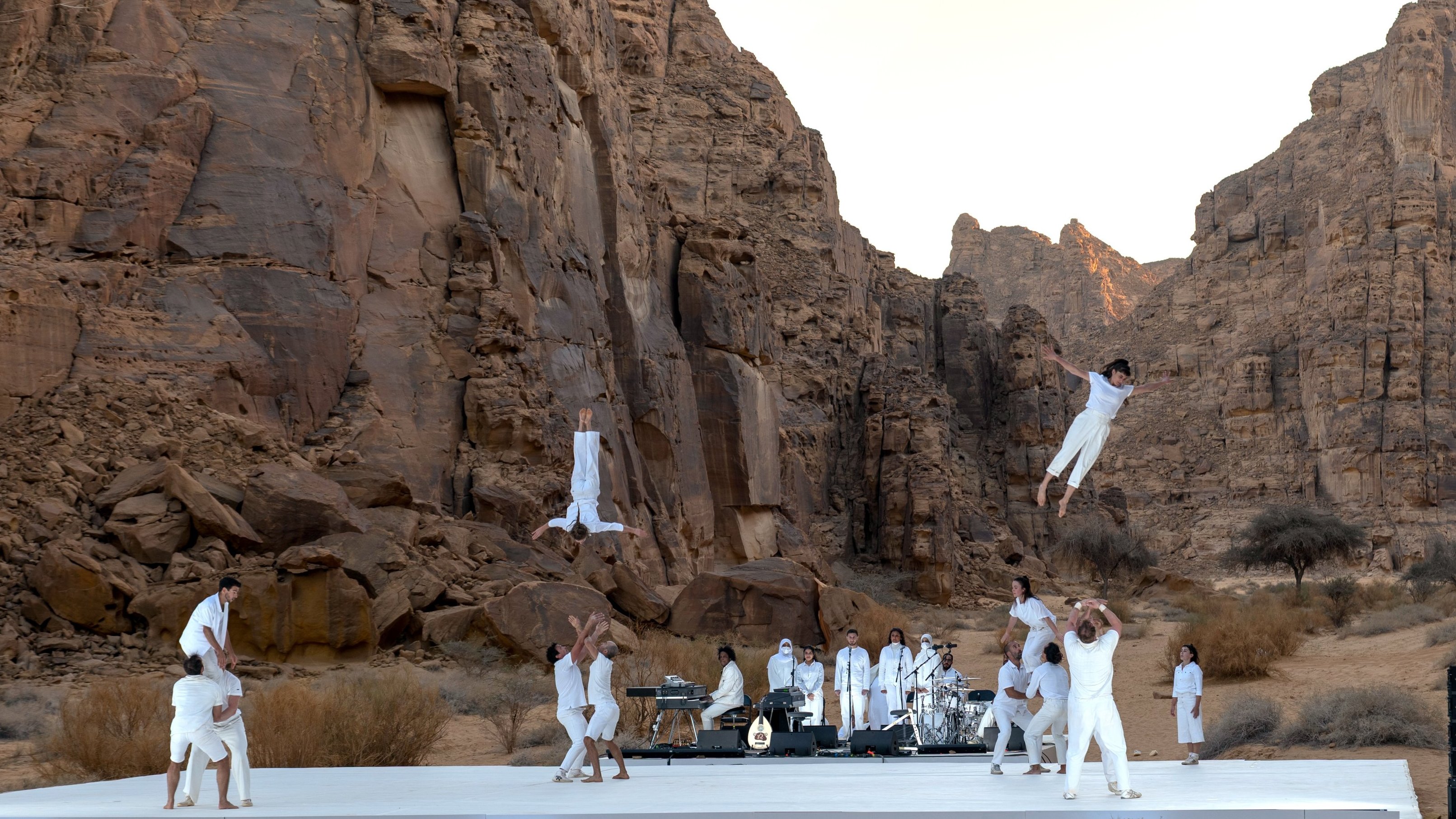 danseurs sur une scène à l'extérieur