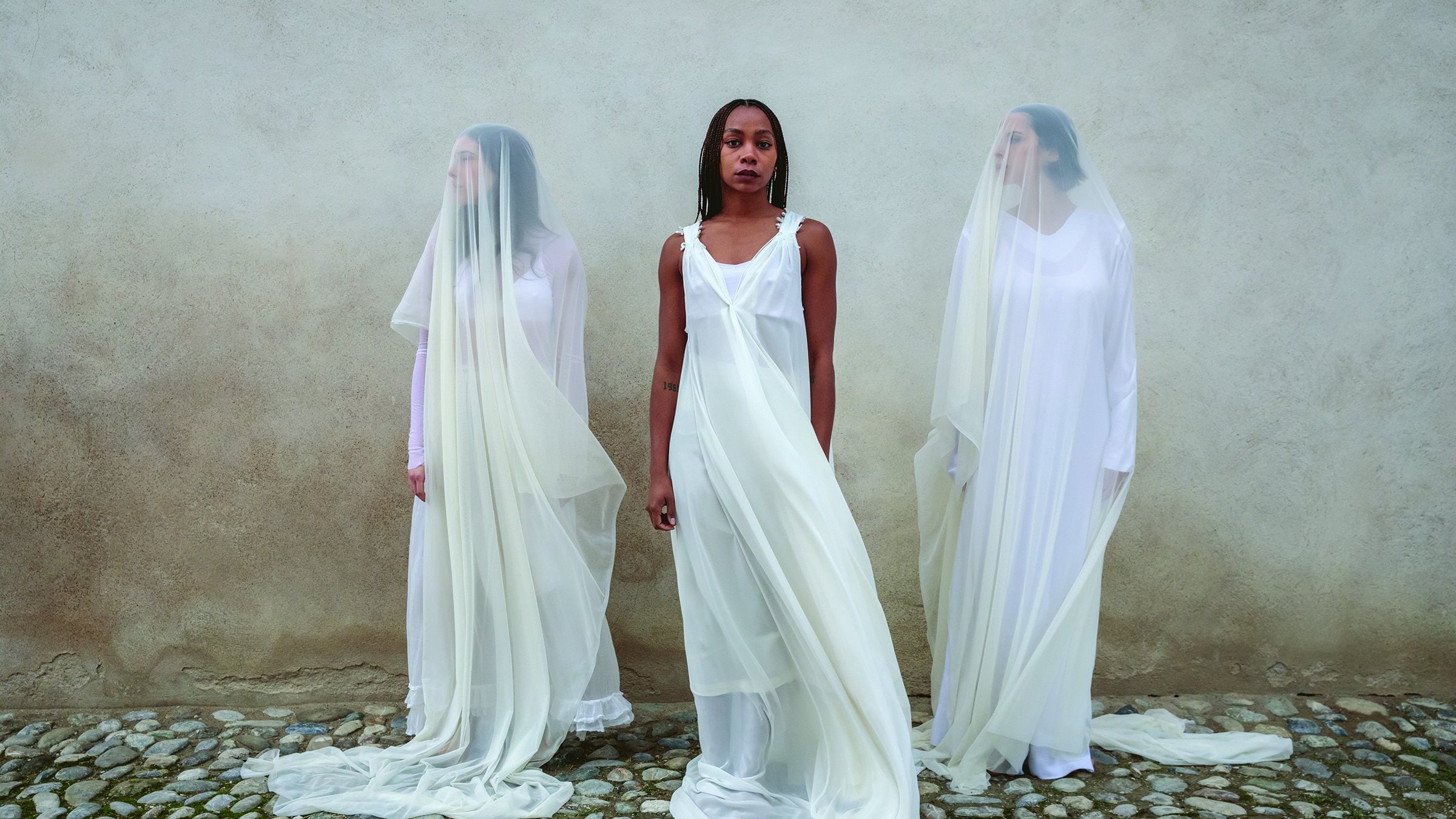 3 femmes voilées de blanc