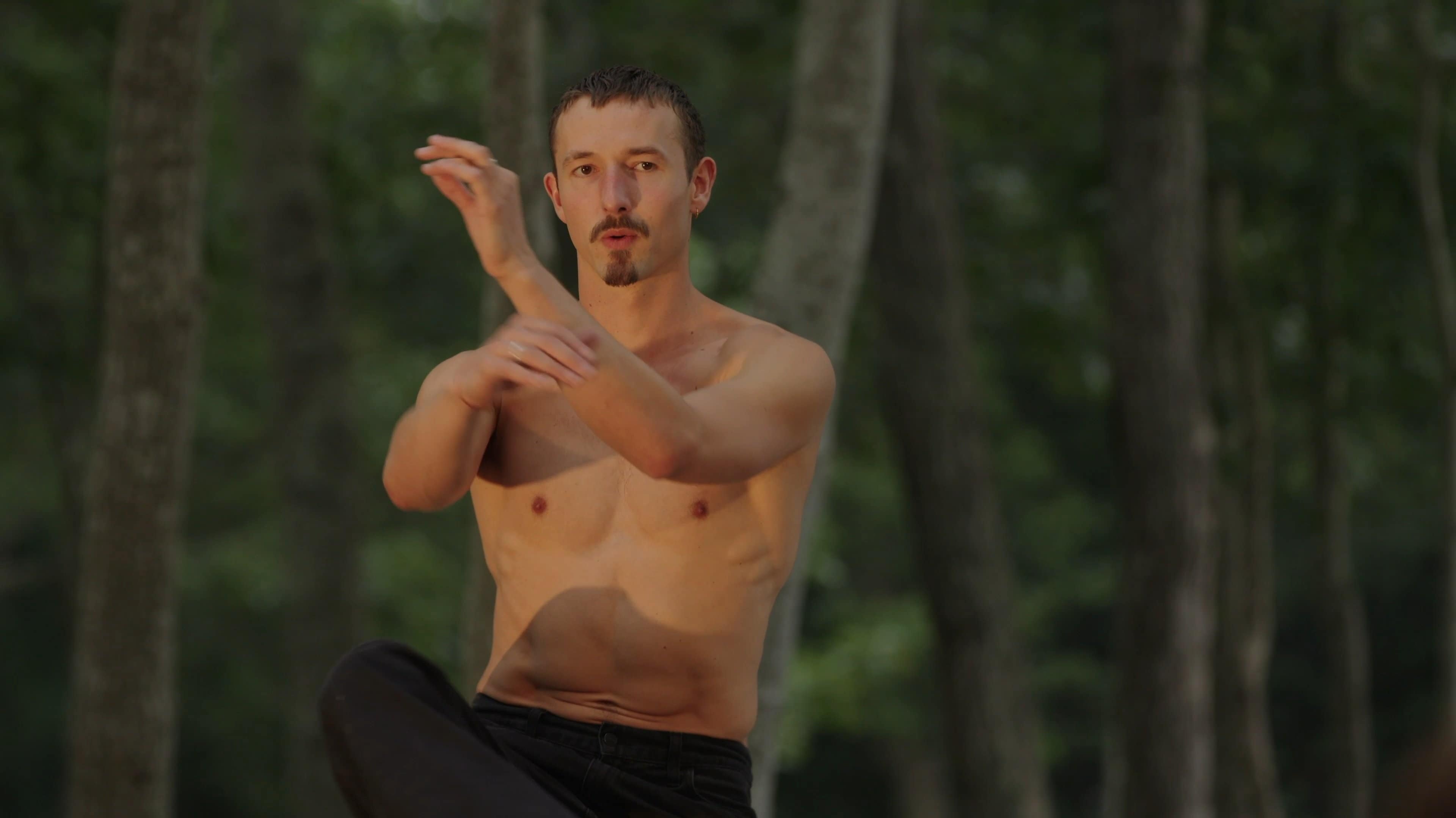 Cassiel Gaube dansant les mains devant lui 