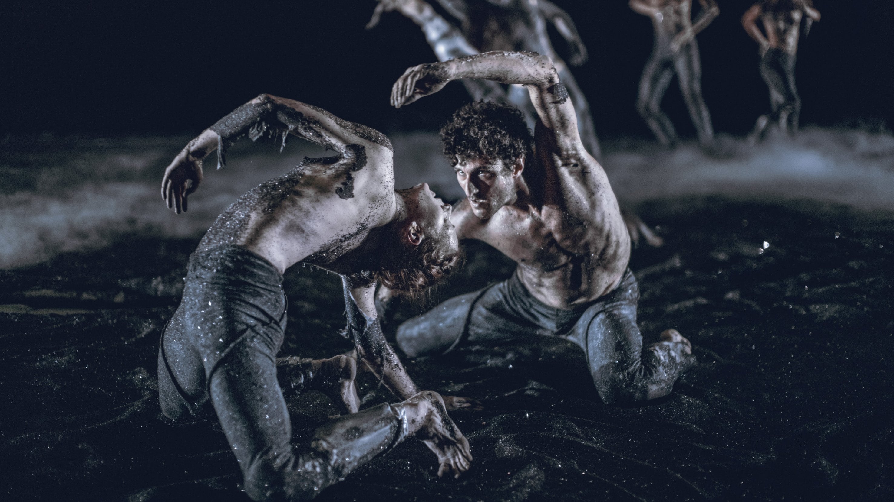 danseurs sur scène recouverte de boue